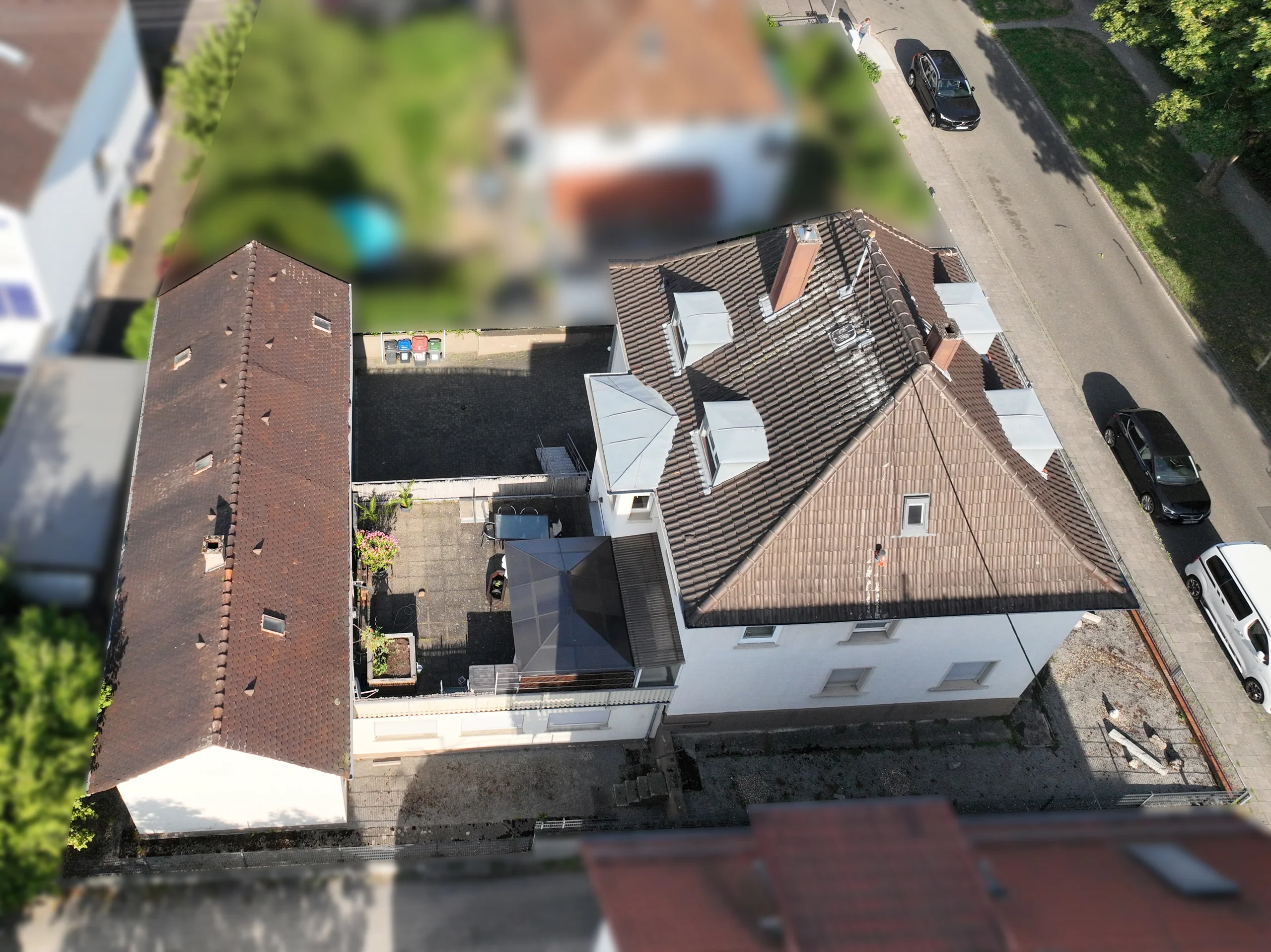 KA-Durlach / Mehrfamilienhaus mit vier Wohnungen, Garagen, Terrasse sowie Gewerbefläche / vermietet