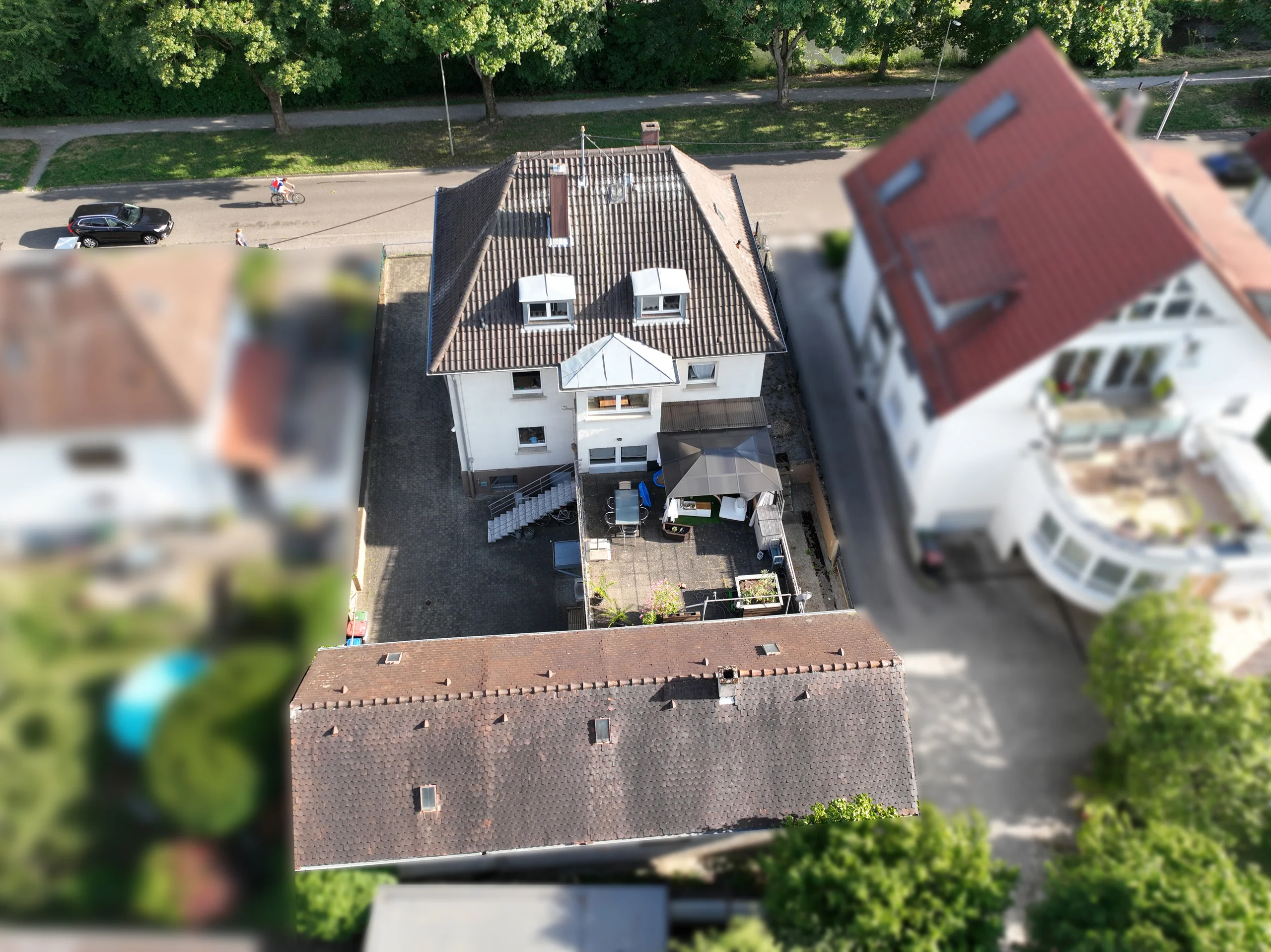 KA-Durlach / Mehrfamilienhaus mit vier Wohnungen, Garagen, Terrasse sowie Gewerbefläche / vermietet