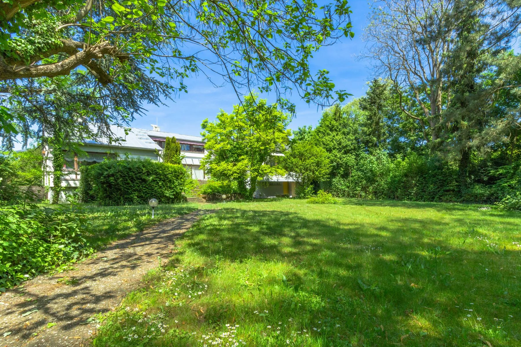 Bellheim / Architektenhaus mit 352 m² Wohnfläche und 123 m² Gewerbefläche auf großem Grundstück