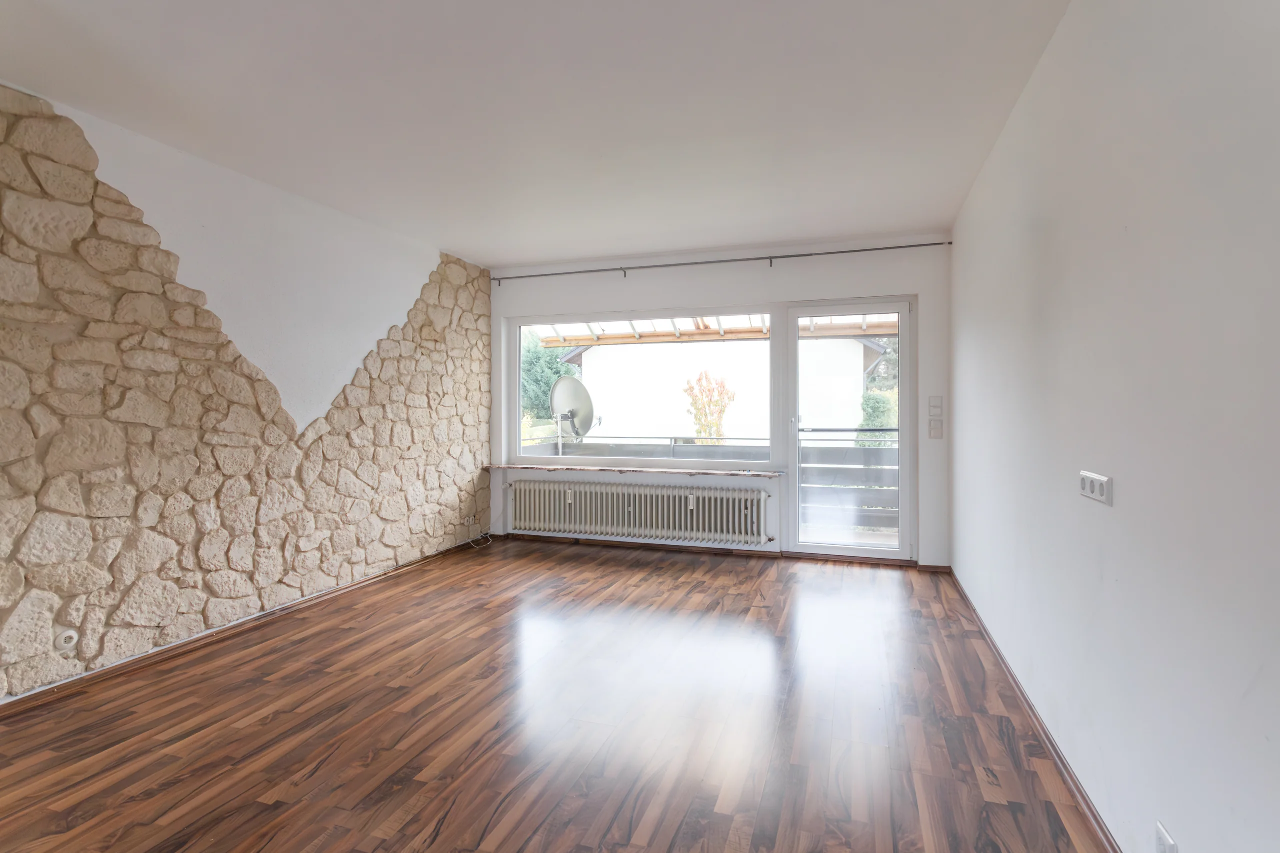 KA-Wolfartsweier / Mehrfamilienhaus mit drei Wohnungen, Doppelgarage und Garten / 2 Wohnungen frei