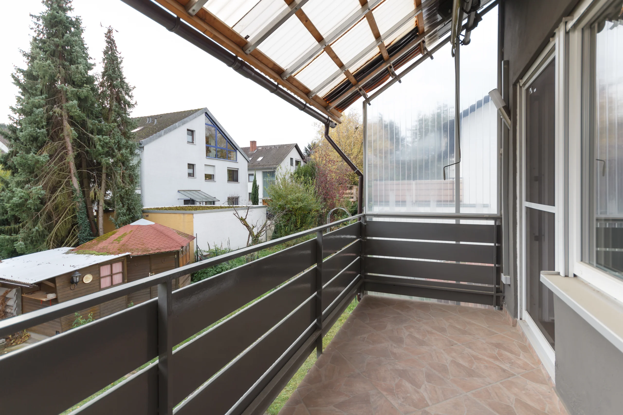 KA-Wolfartsweier / Mehrfamilienhaus mit drei Wohnungen, Doppelgarage und Garten / 2 Wohnungen frei