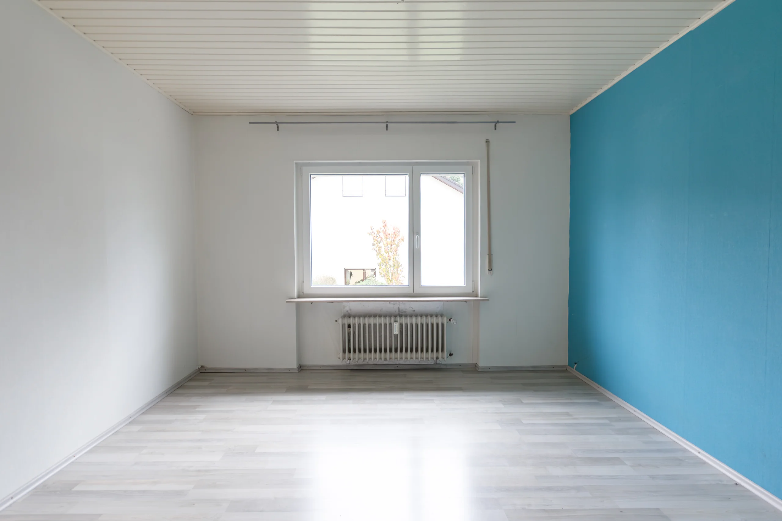 KA-Wolfartsweier / Mehrfamilienhaus mit drei Wohnungen, Doppelgarage und Garten / 2 Wohnungen frei