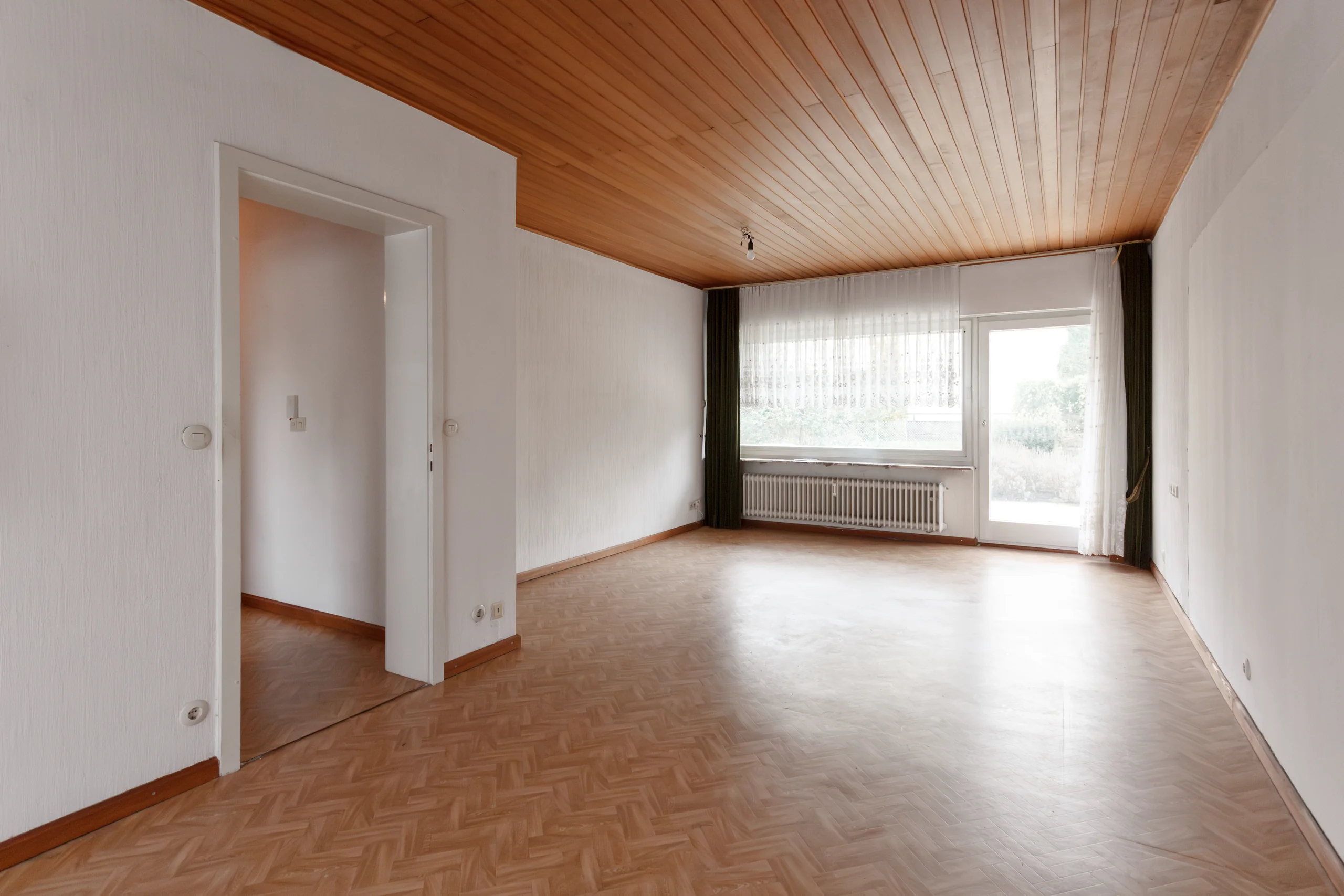 KA-Wolfartsweier / Mehrfamilienhaus mit drei Wohnungen, Doppelgarage und Garten / 2 Wohnungen frei