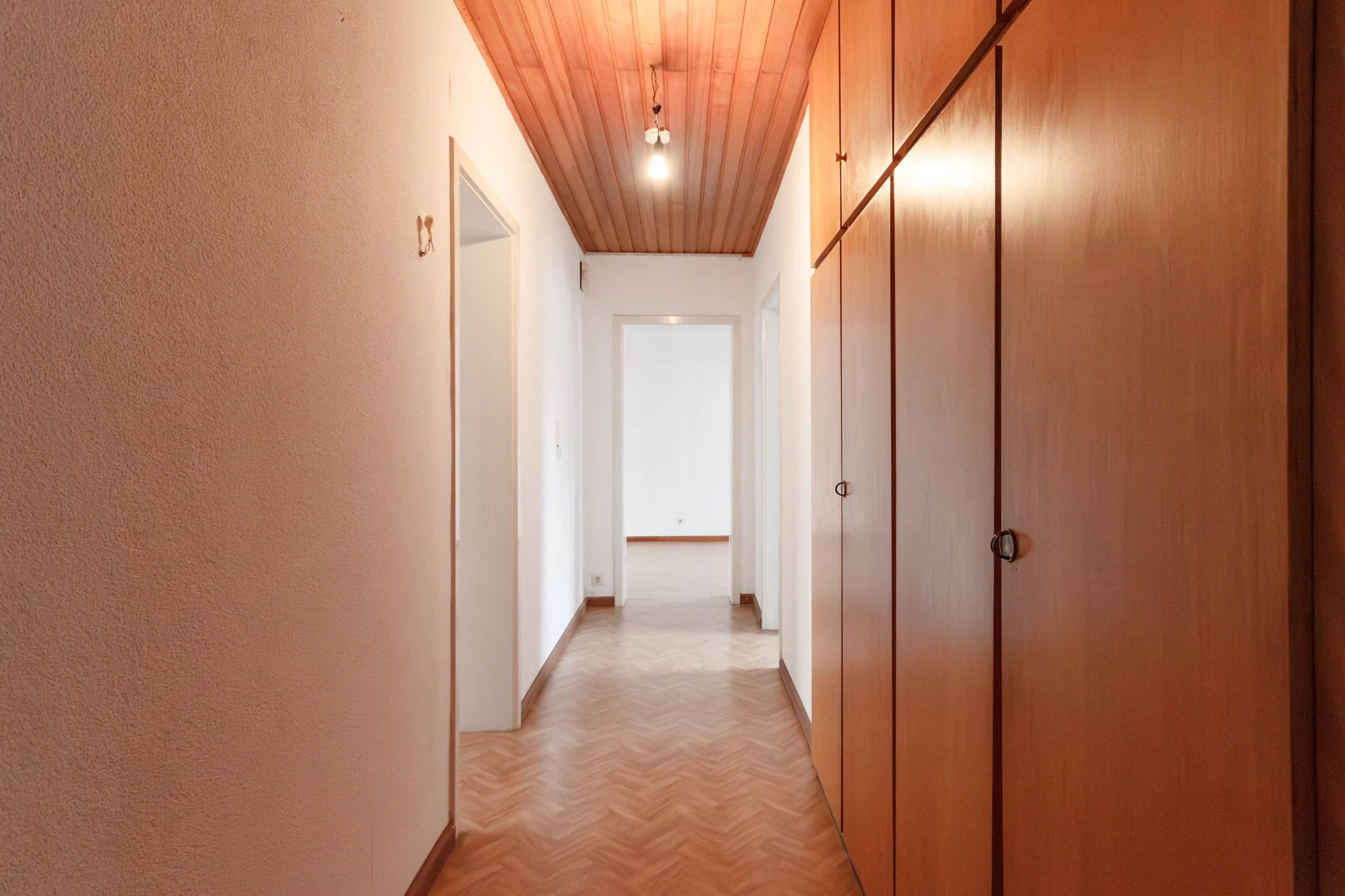 KA-Wolfartsweier / Mehrfamilienhaus mit drei Wohnungen, Doppelgarage und Garten / 2 Wohnungen frei