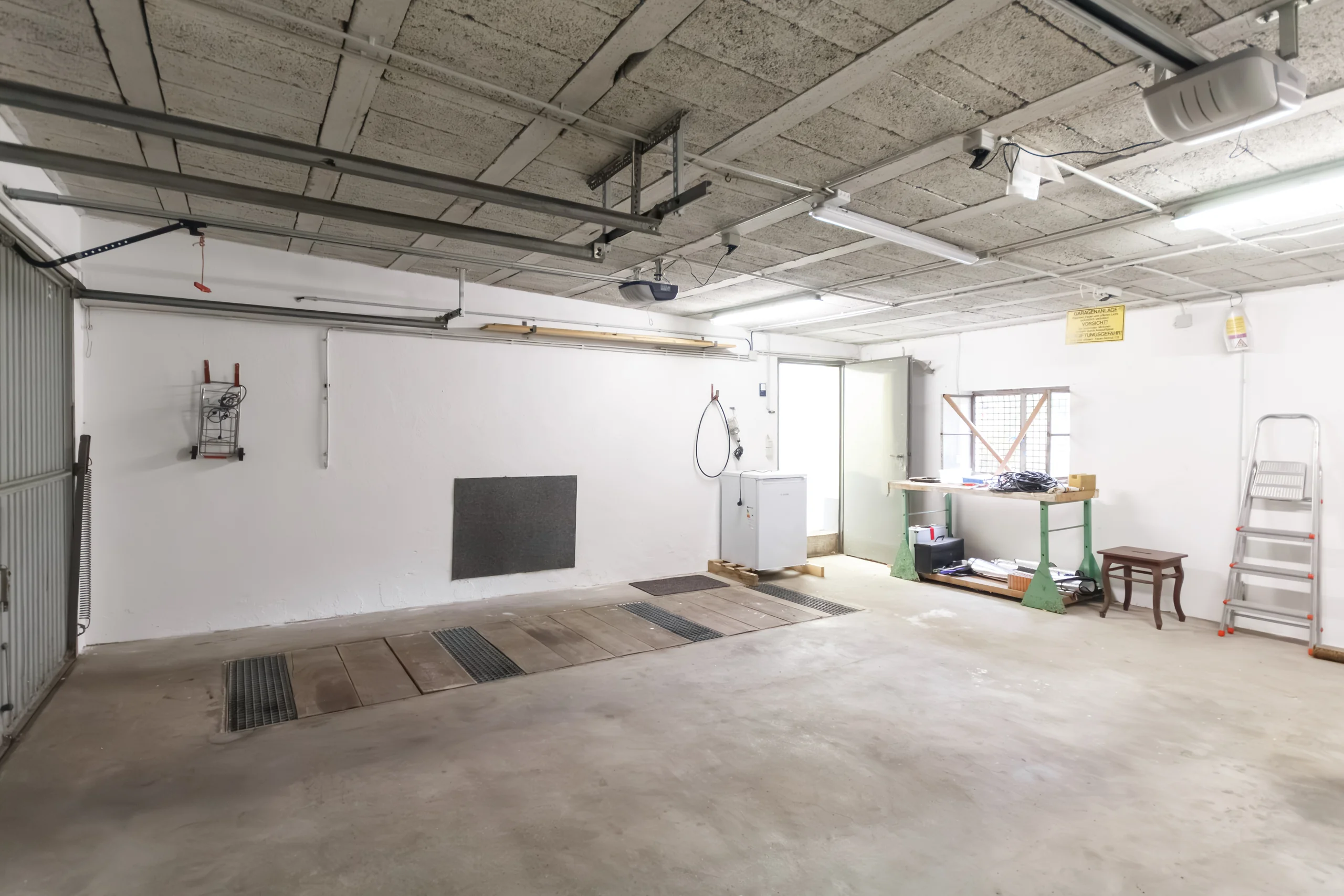 KA-Wolfartsweier / Mehrfamilienhaus mit drei Wohnungen, Doppelgarage und Garten / 2 Wohnungen frei