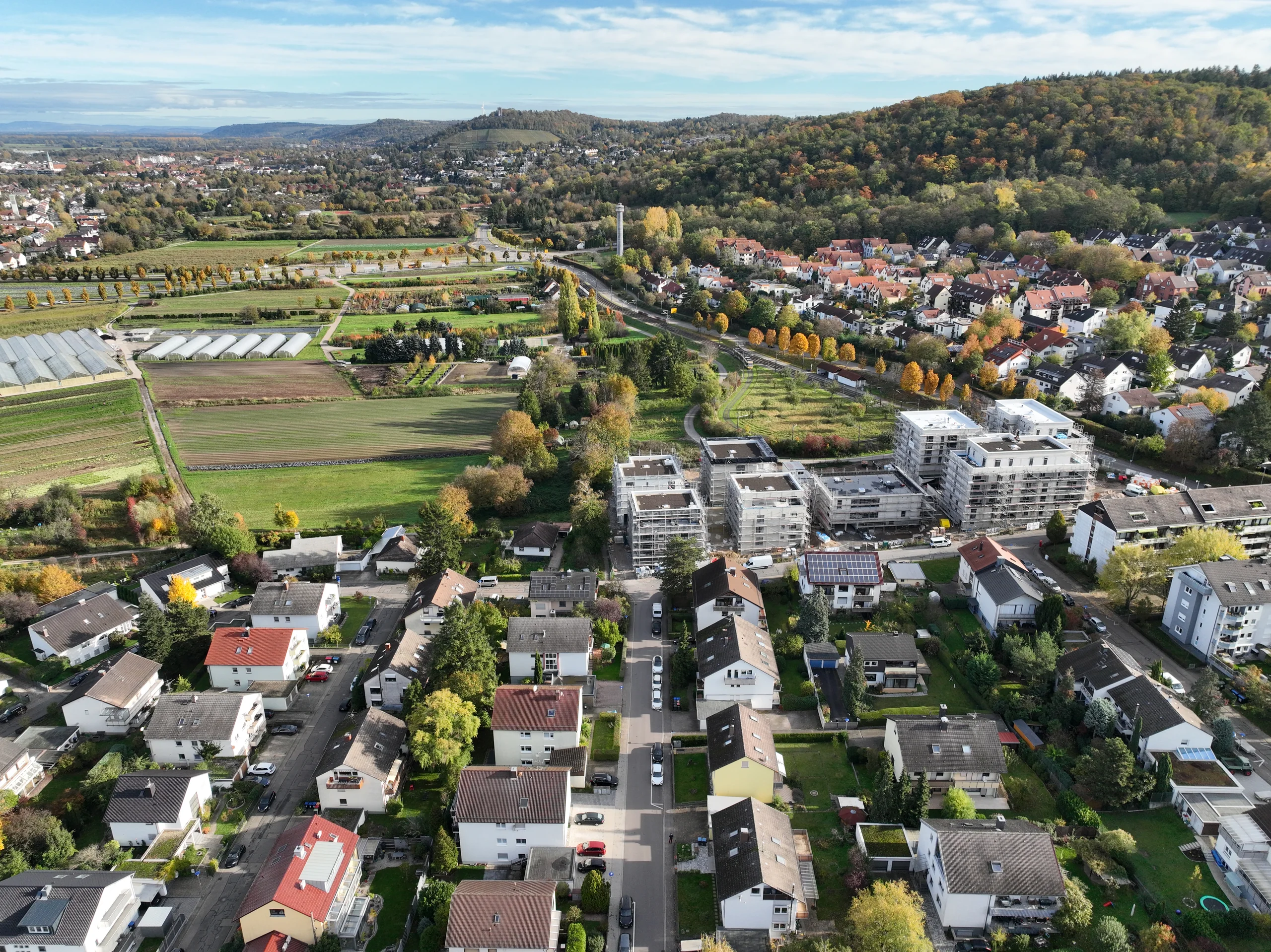 KA-Wolfartsweier / Mehrfamilienhaus mit drei Wohnungen, Doppelgarage und Garten / 2 Wohnungen frei