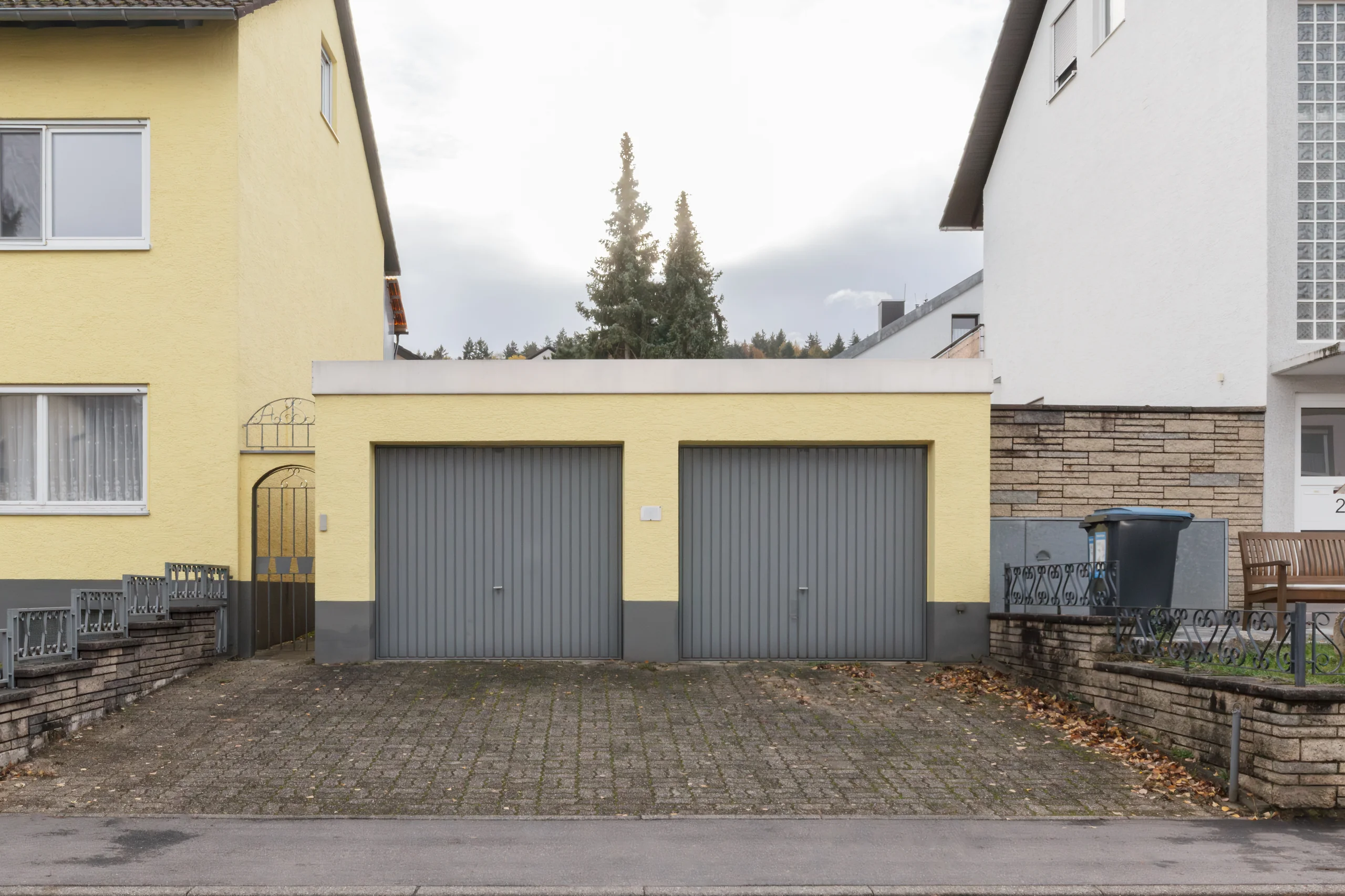 KA-Wolfartsweier / Mehrfamilienhaus mit drei Wohnungen, Doppelgarage und Garten / 2 Wohnungen frei