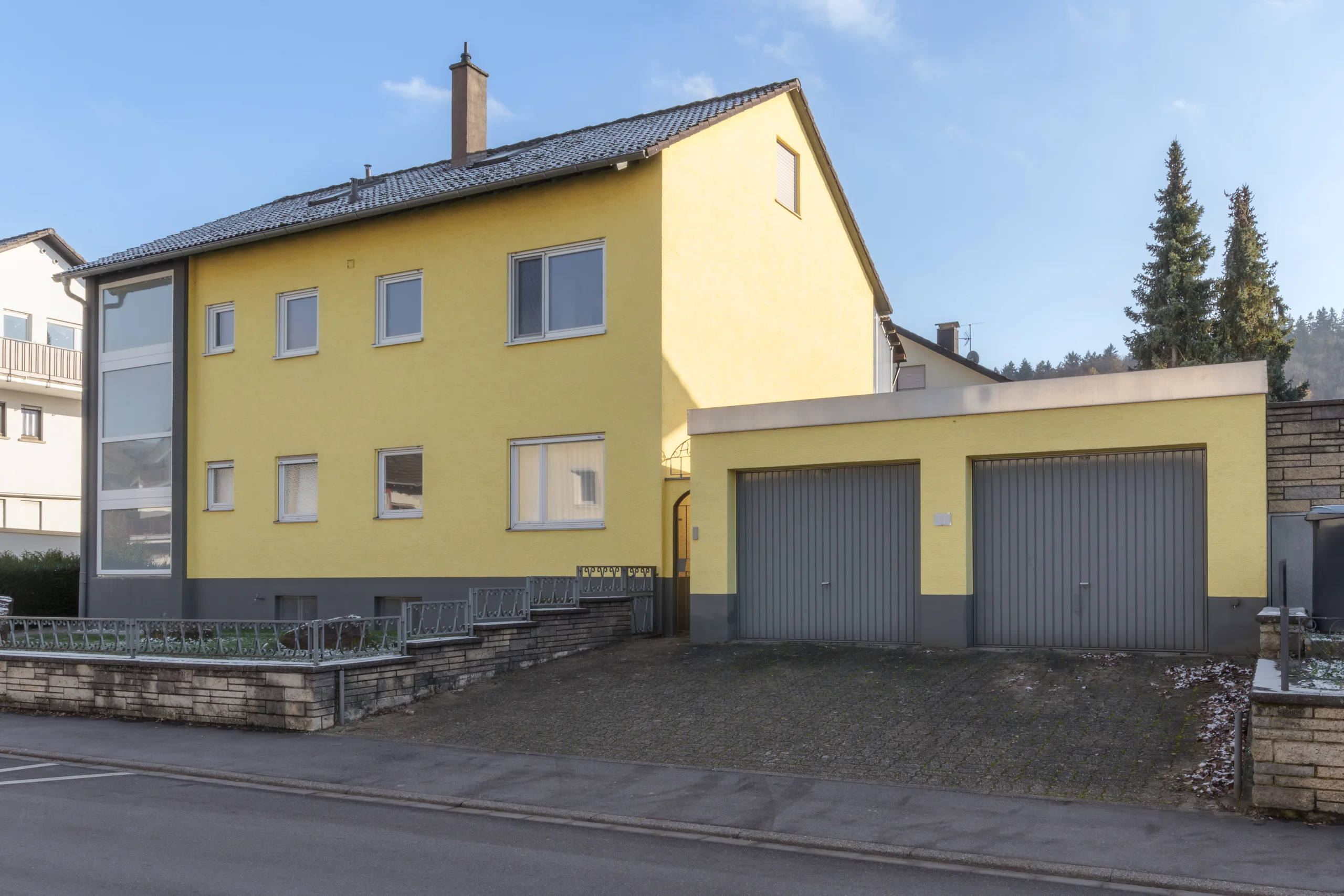 KA-Wolfartsweier / Mehrfamilienhaus mit drei Wohnungen, Doppelgarage und Garten / 2 Wohnungen frei