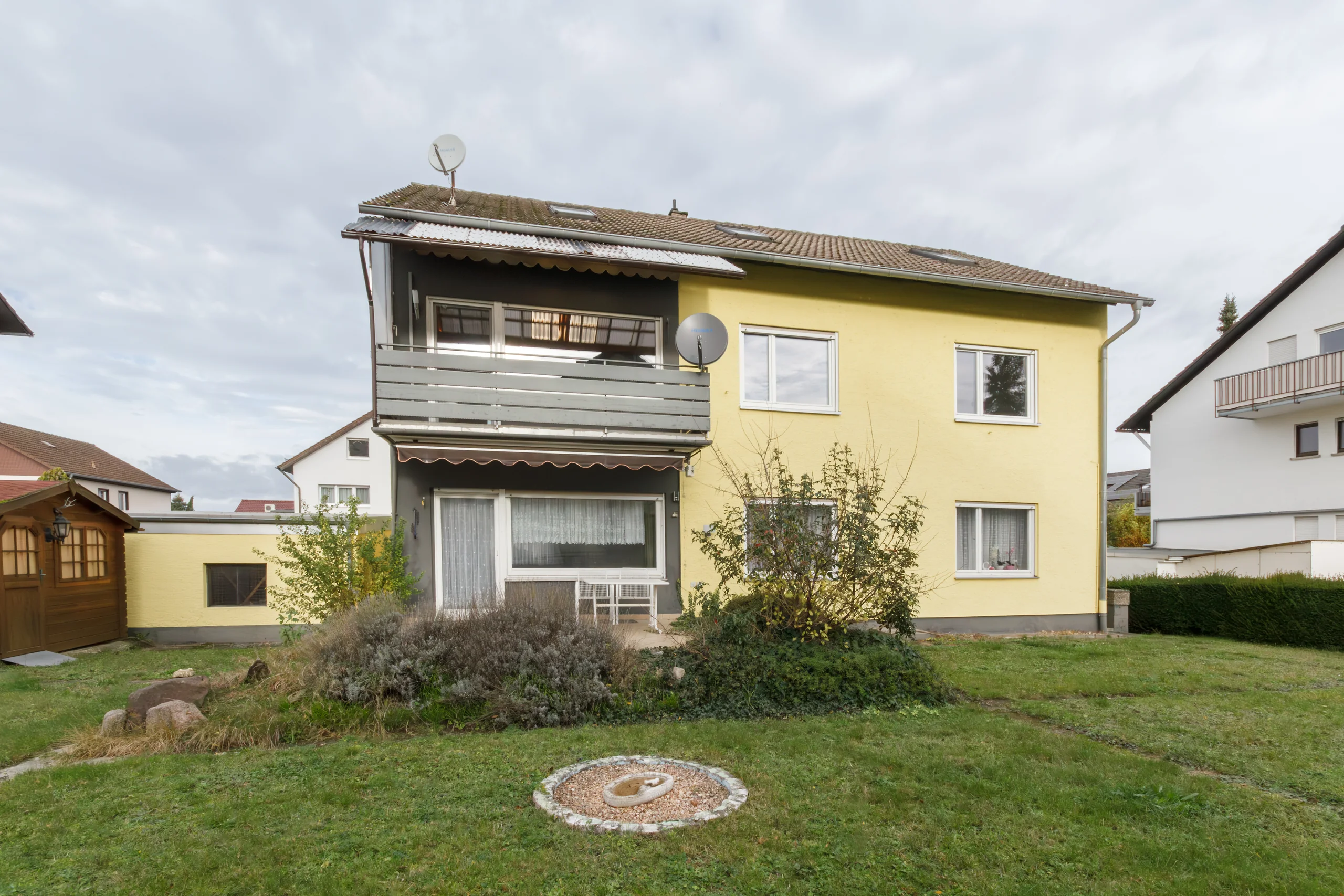 KA-Wolfartsweier / Mehrfamilienhaus mit drei Wohnungen, Doppelgarage und Garten / 2 Wohnungen frei