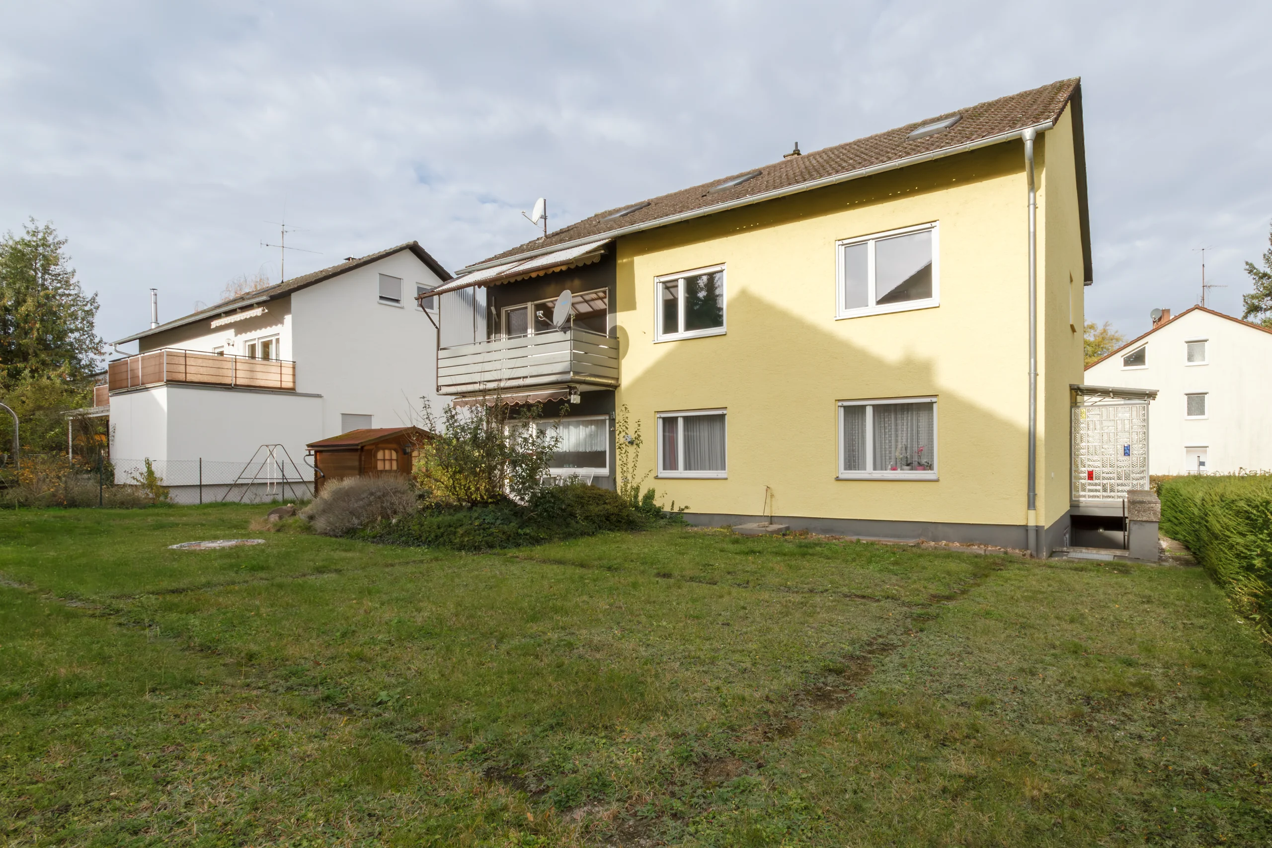 KA-Wolfartsweier / Mehrfamilienhaus mit drei Wohnungen, Doppelgarage und Garten / 2 Wohnungen frei