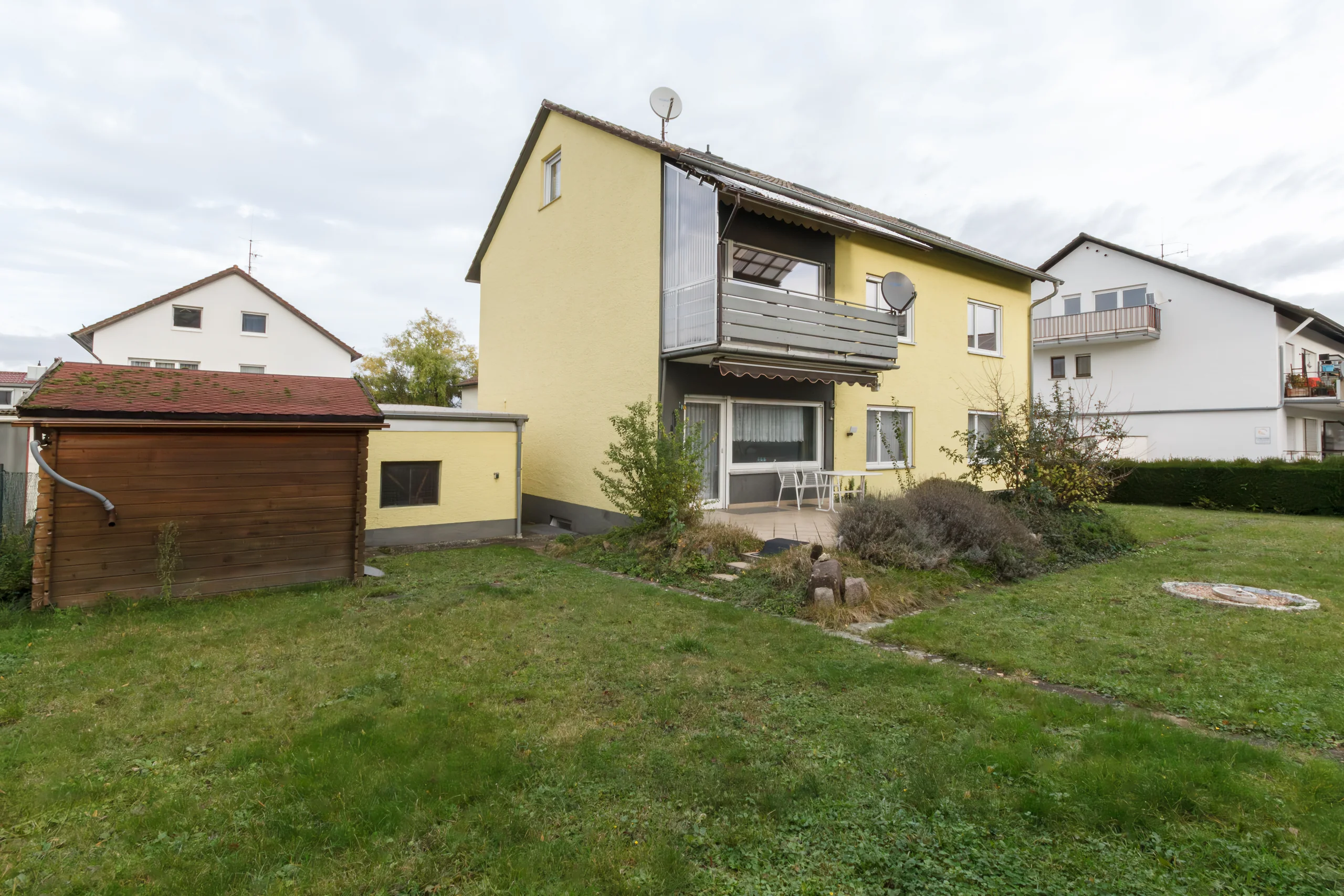 KA-Wolfartsweier / Mehrfamilienhaus mit drei Wohnungen, Doppelgarage und Garten / 2 Wohnungen frei