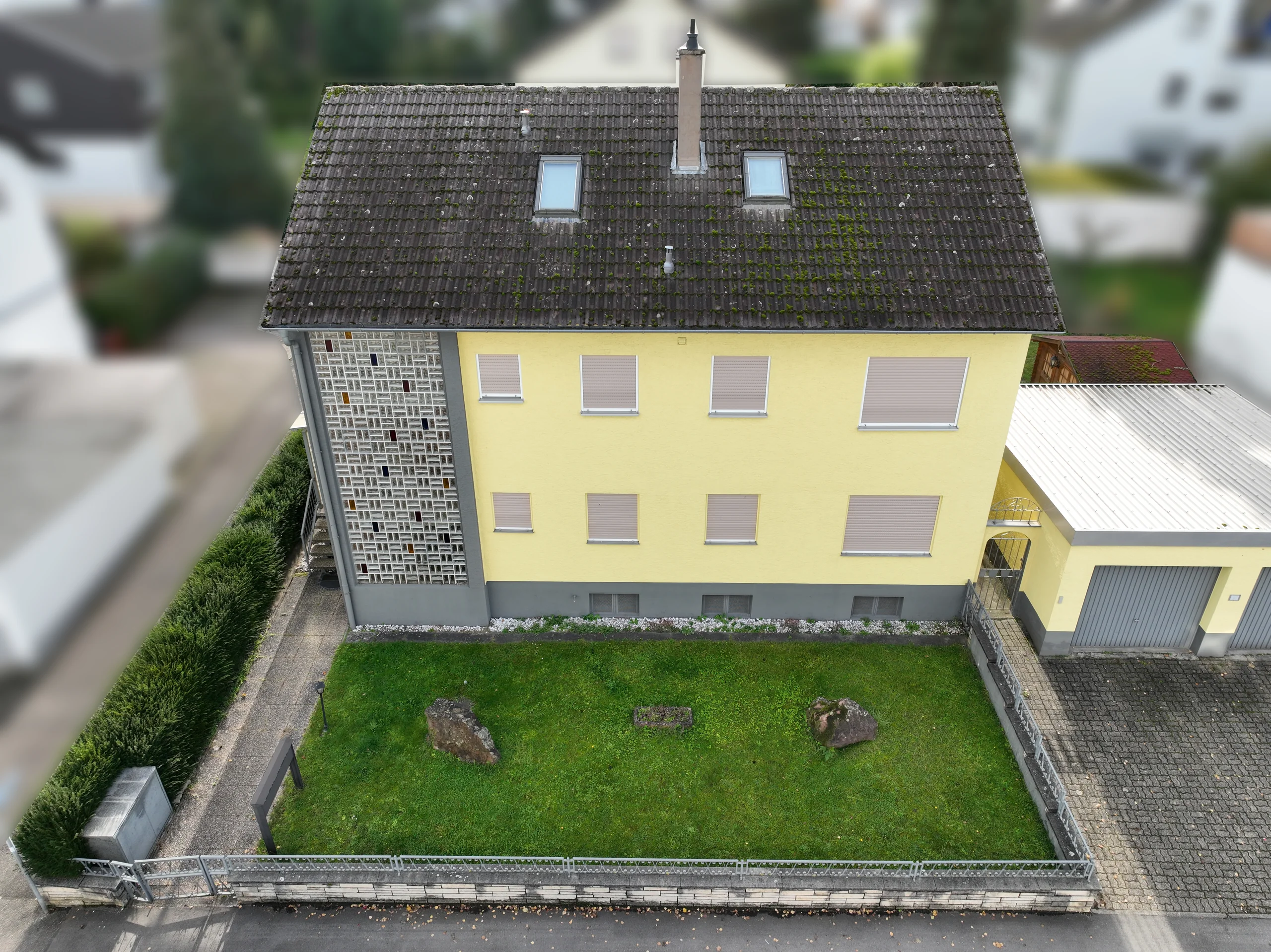 KA-Wolfartsweier / Mehrfamilienhaus mit drei Wohnungen, Doppelgarage und Garten / 2 Wohnungen frei