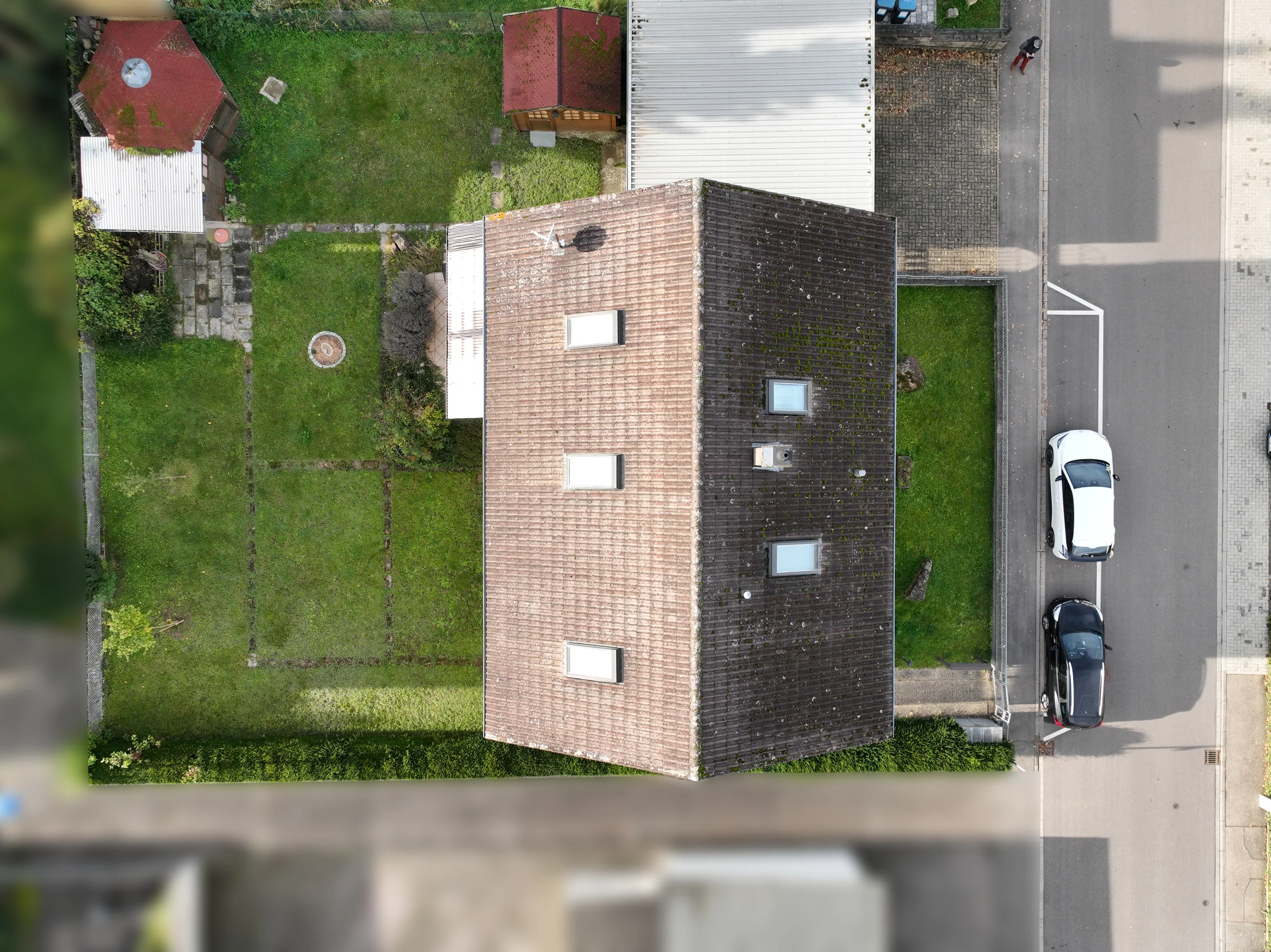 KA-Wolfartsweier / Mehrfamilienhaus mit drei Wohnungen, Doppelgarage und Garten / 2 Wohnungen frei