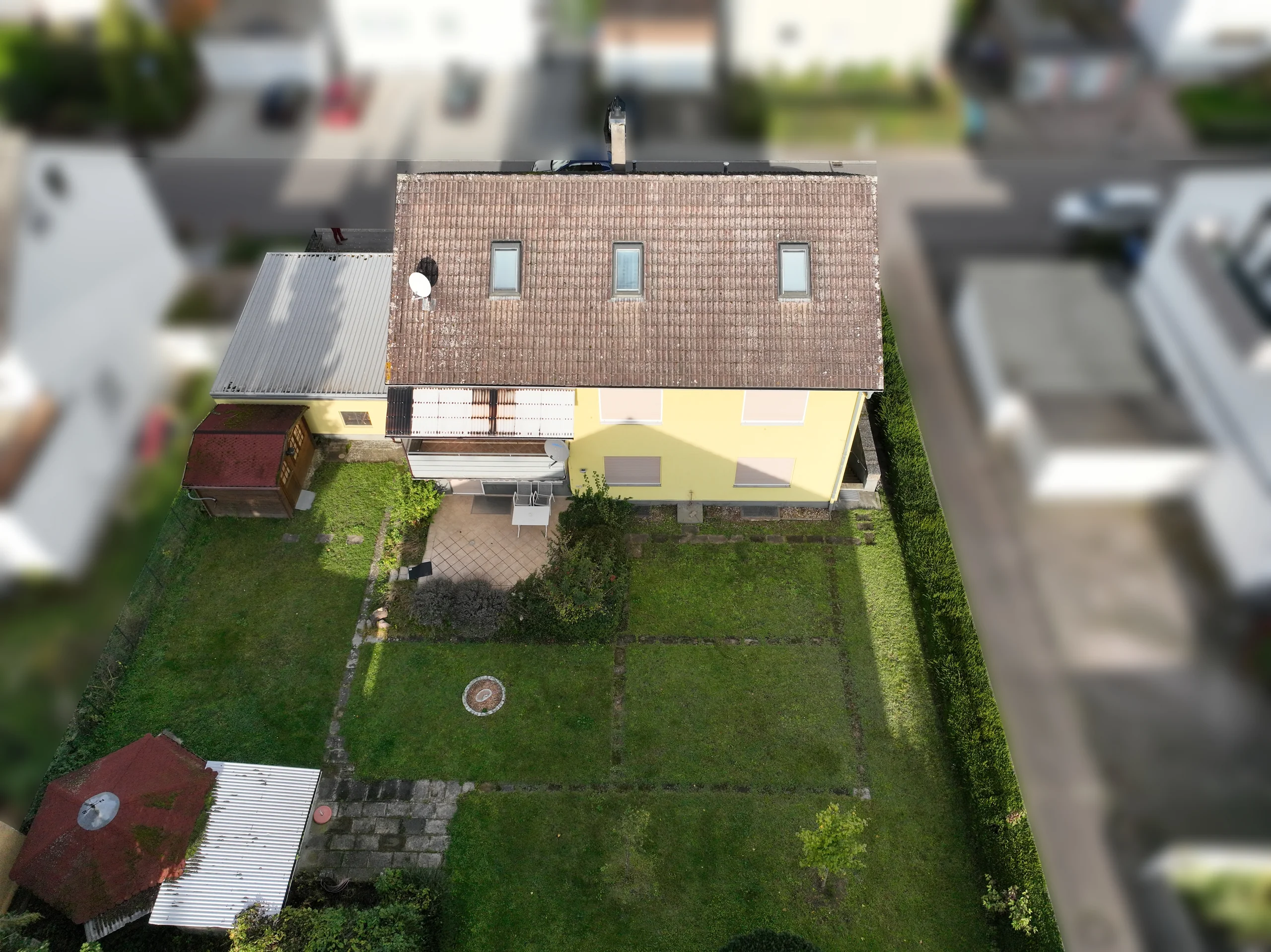 KA-Wolfartsweier / Mehrfamilienhaus mit drei Wohnungen, Doppelgarage und Garten / 2 Wohnungen frei