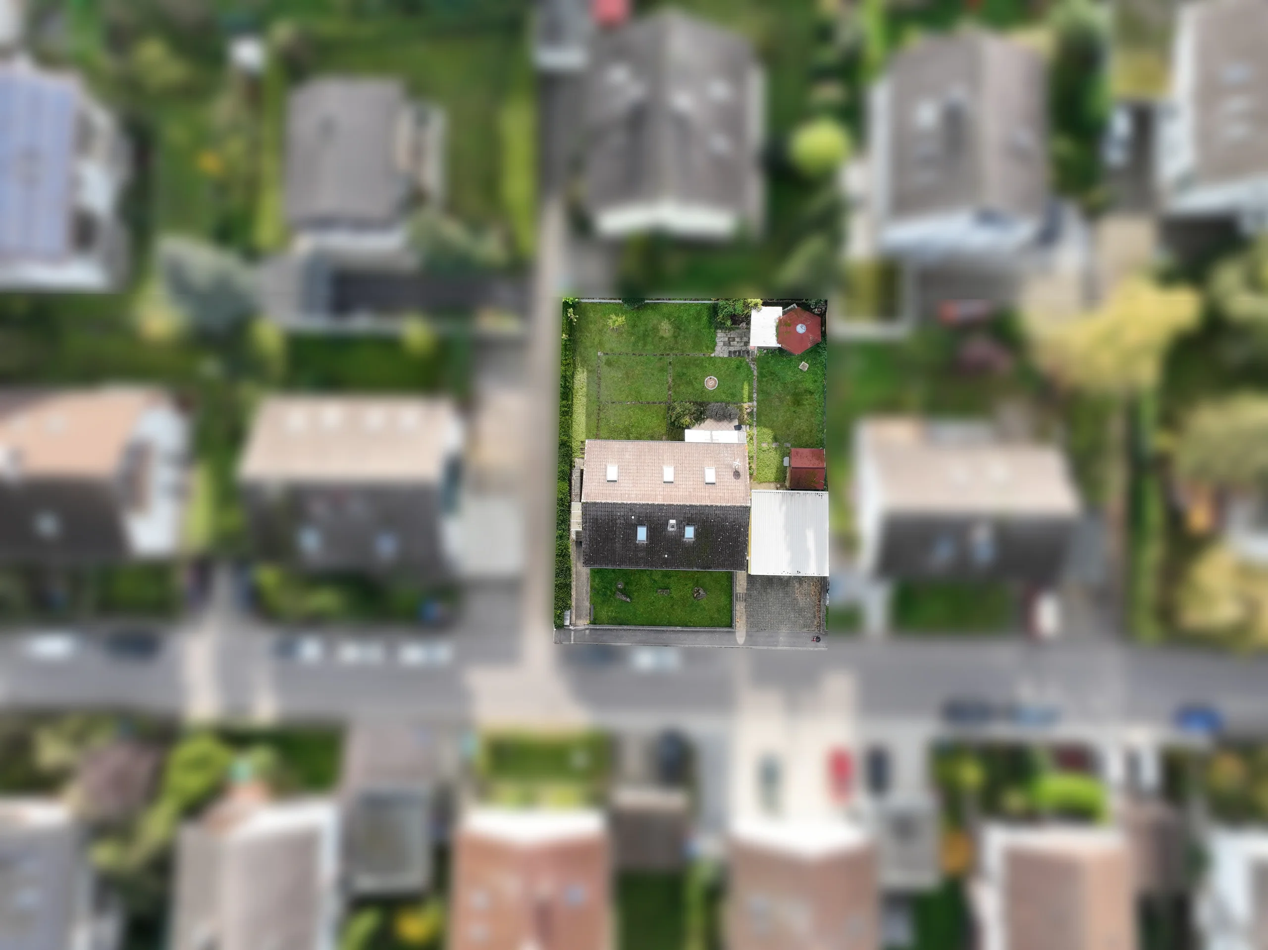 KA-Wolfartsweier / Mehrfamilienhaus mit drei Wohnungen, Doppelgarage und Garten / 2 Wohnungen frei