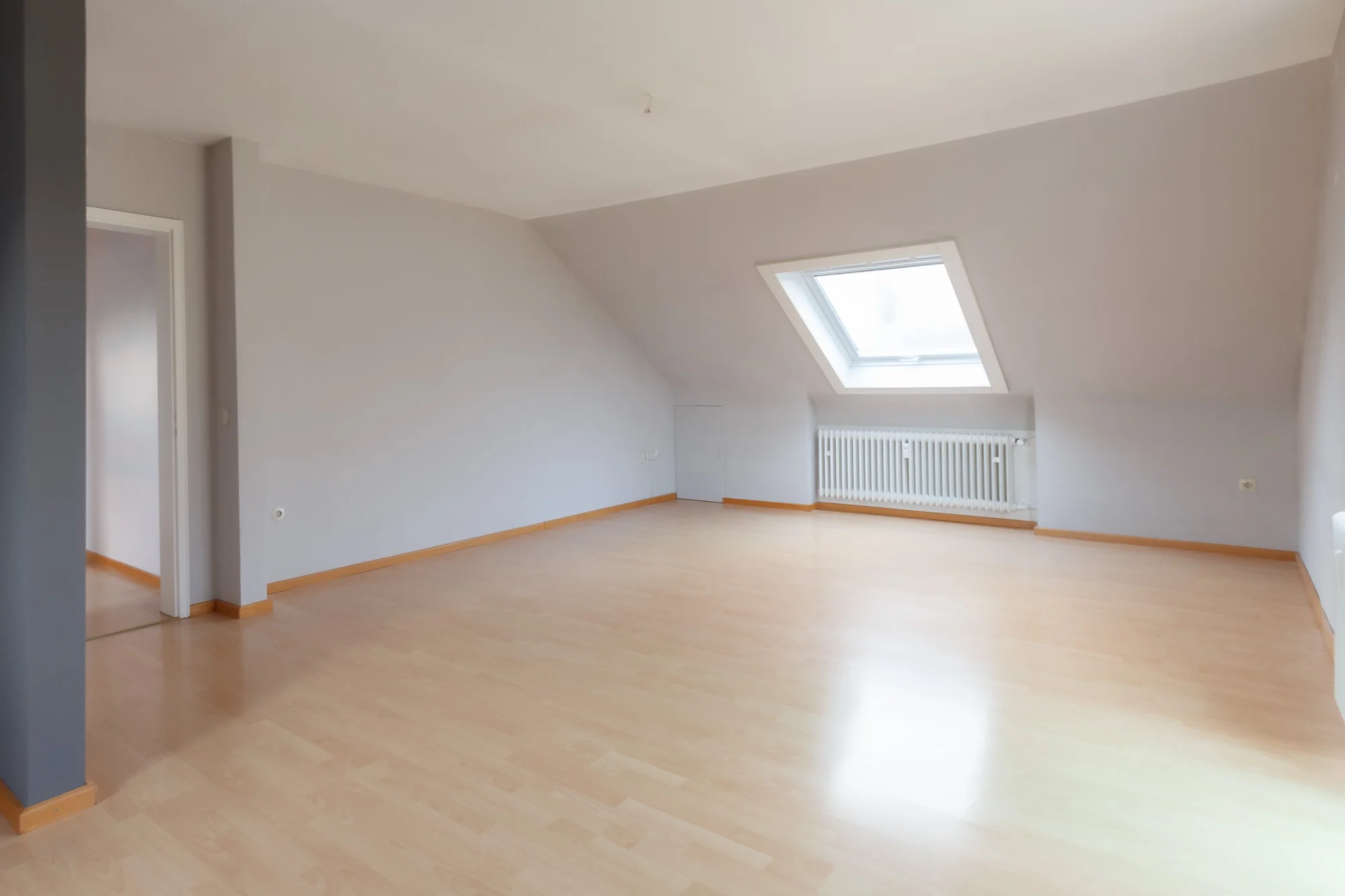 KA-Durlach / Mehrfamilienhaus mit drei Wohnungen, Doppelgarage und Gartengrundstück / vermietet / DG Wohnung frei
