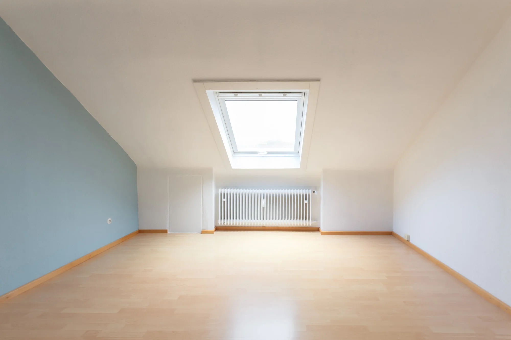 KA-Durlach / Mehrfamilienhaus mit drei Wohnungen, Doppelgarage und Gartengrundstück / vermietet / DG Wohnung frei