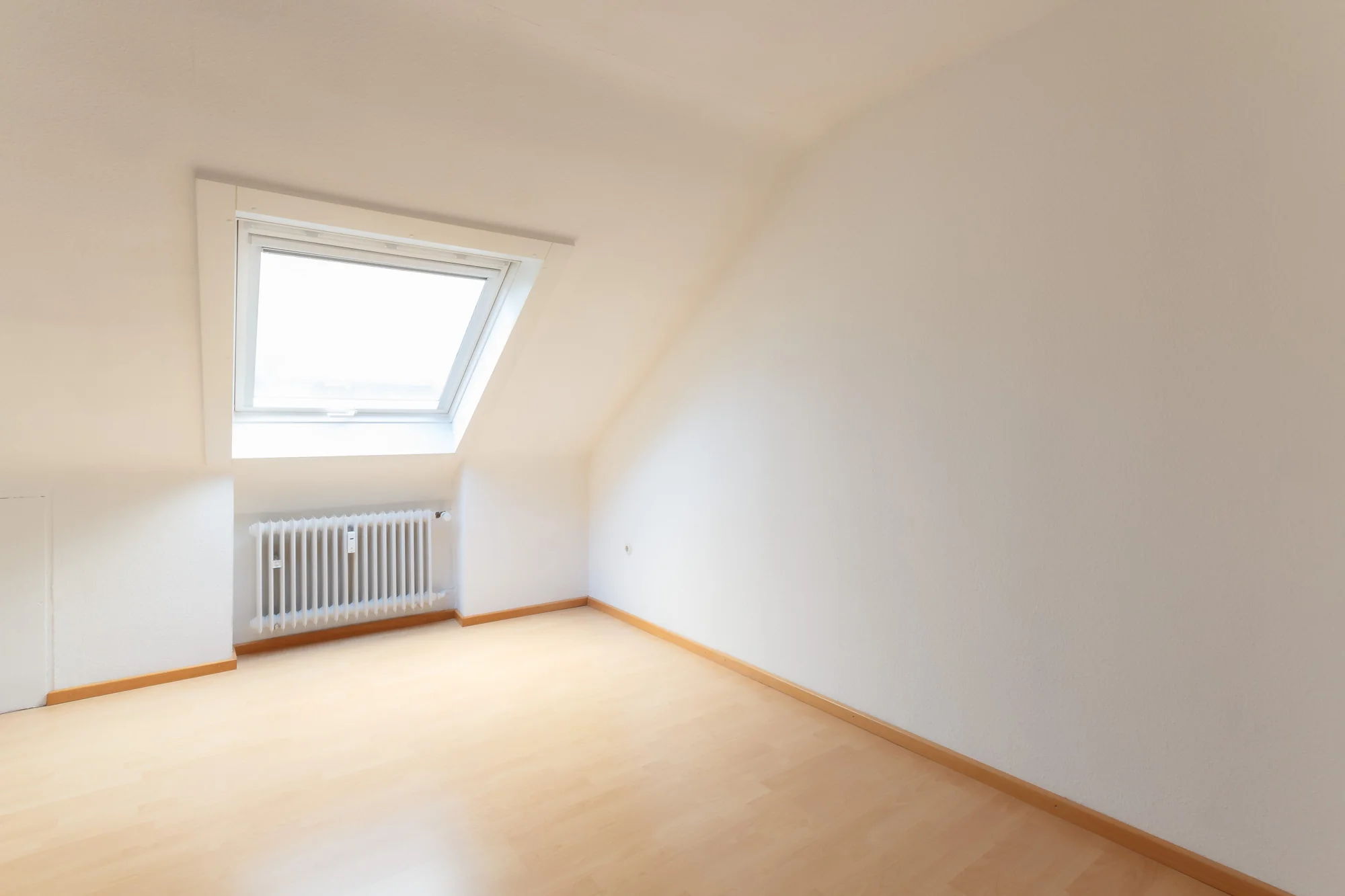KA-Durlach / Mehrfamilienhaus mit drei Wohnungen, Doppelgarage und Gartengrundstück / vermietet / DG Wohnung frei