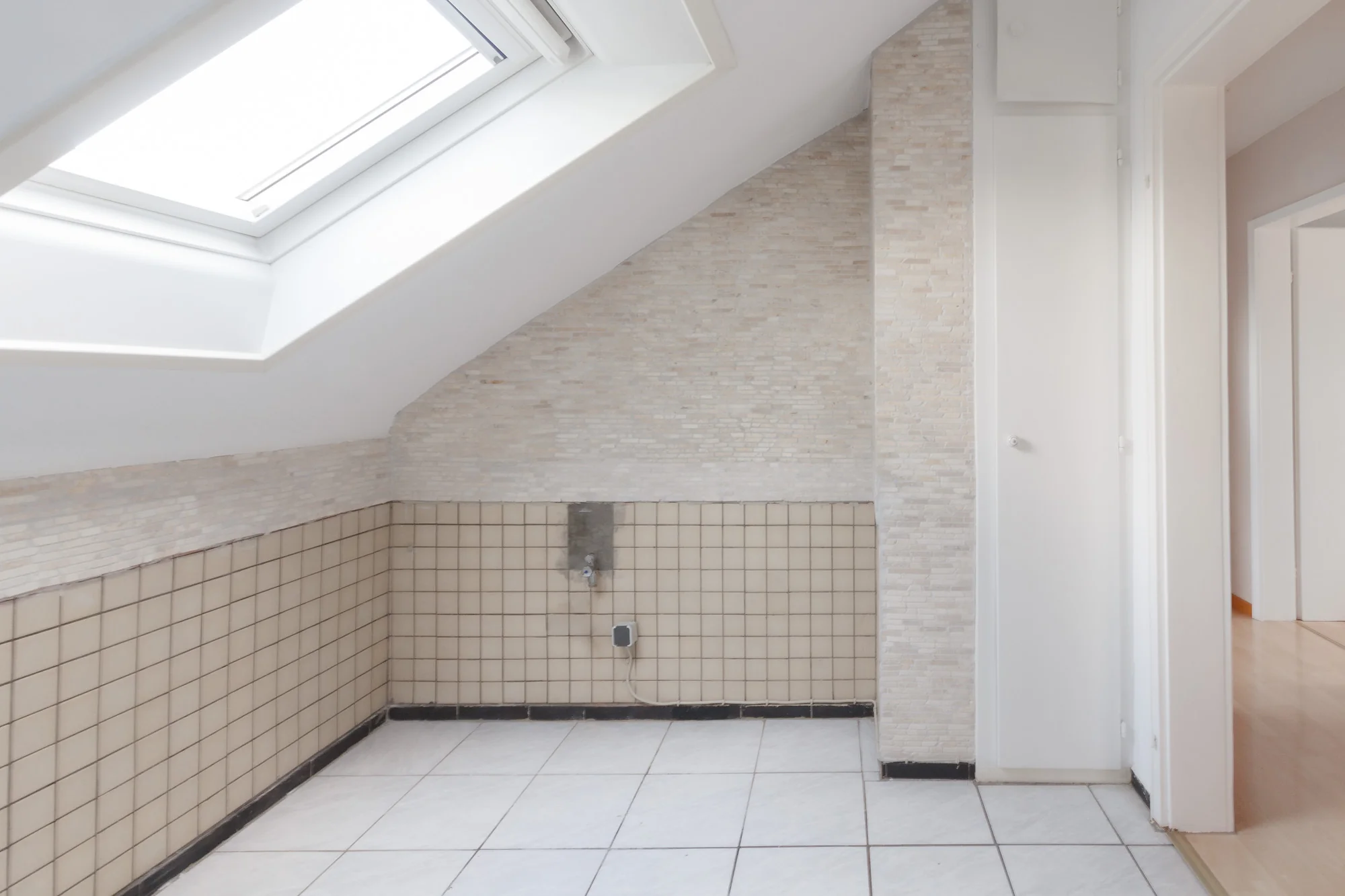 KA-Durlach / Mehrfamilienhaus mit drei Wohnungen, Doppelgarage und Gartengrundstück / vermietet / DG Wohnung frei