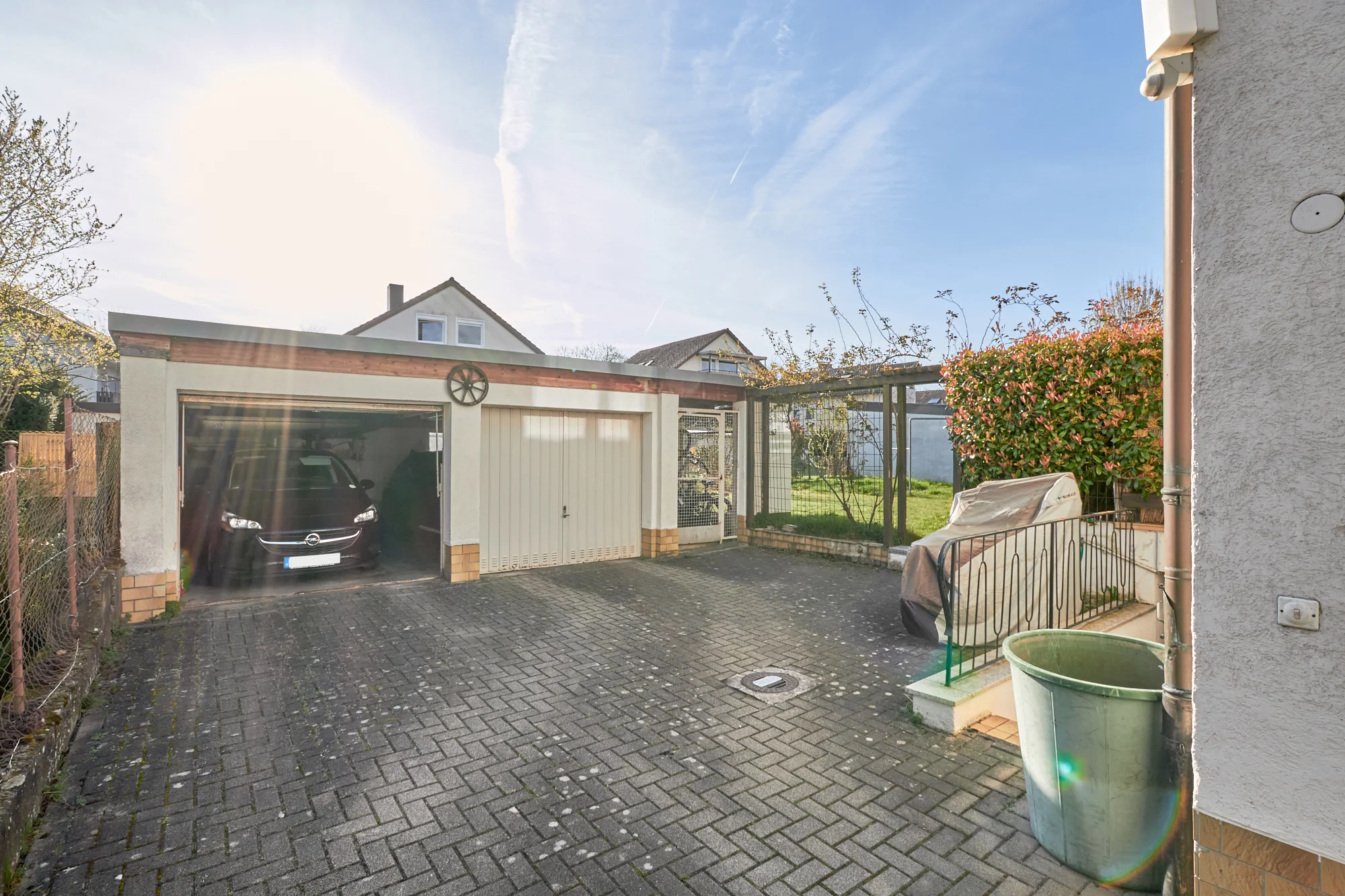 KA-Durlach / Mehrfamilienhaus mit drei Wohnungen, Doppelgarage und Gartengrundstück / vermietet / DG Wohnung frei