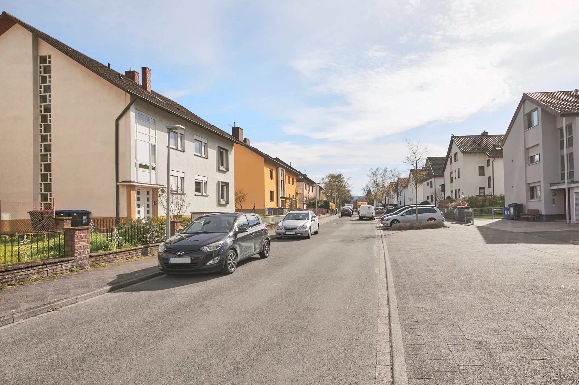 KA-Durlach / Mehrfamilienhaus mit drei Wohnungen, Doppelgarage und Gartengrundstück / vermietet / DG Wohnung frei