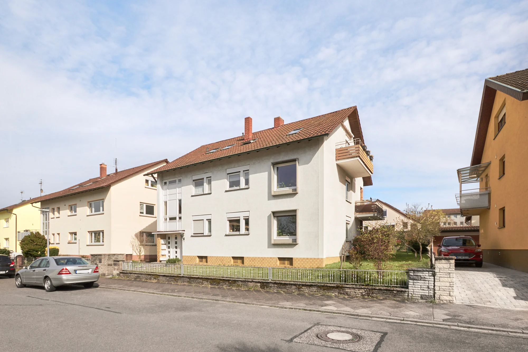 KA-Durlach / Mehrfamilienhaus mit drei Wohnungen, Doppelgarage und Gartengrundstück / vermietet / DG Wohnung frei