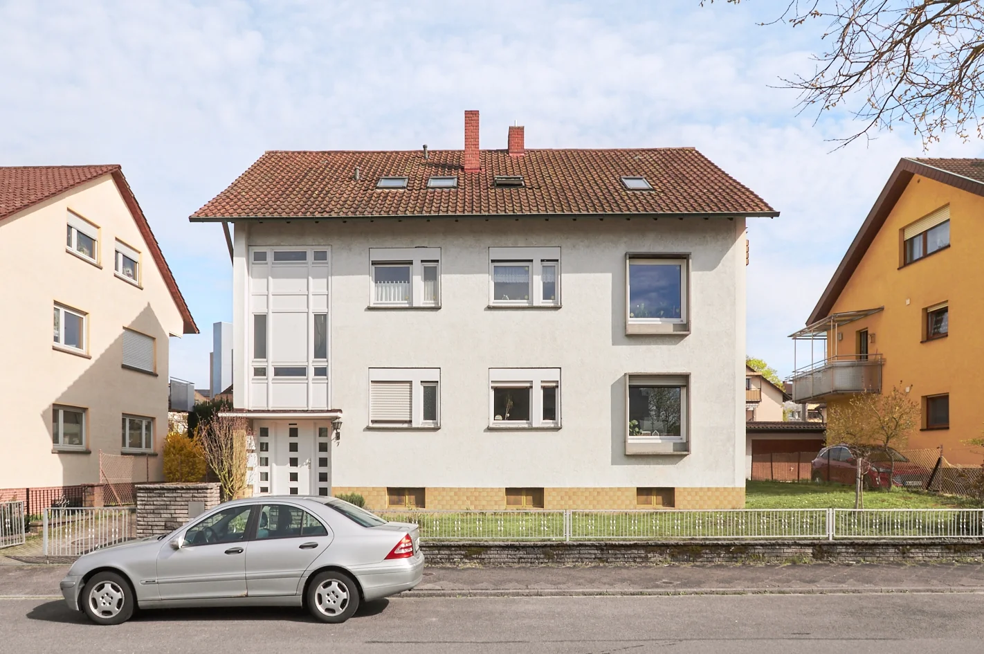 KA-Durlach / Mehrfamilienhaus mit drei Wohnungen, Doppelgarage und Gartengrundstück / vermietet / DG Wohnung frei