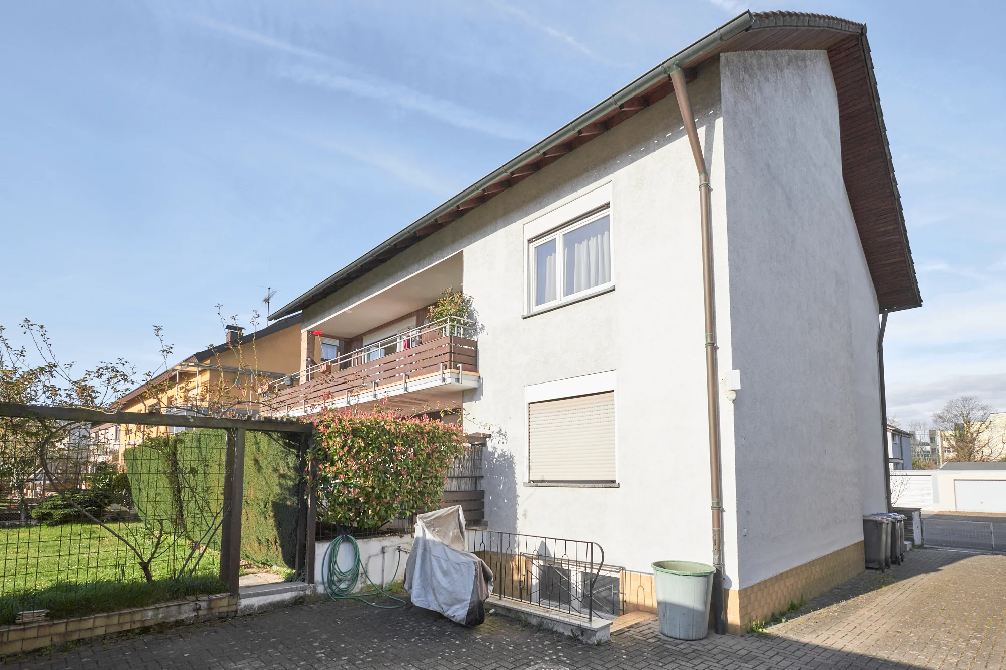 KA-Durlach / Mehrfamilienhaus mit drei Wohnungen, Doppelgarage und Gartengrundstück / vermietet / DG Wohnung frei