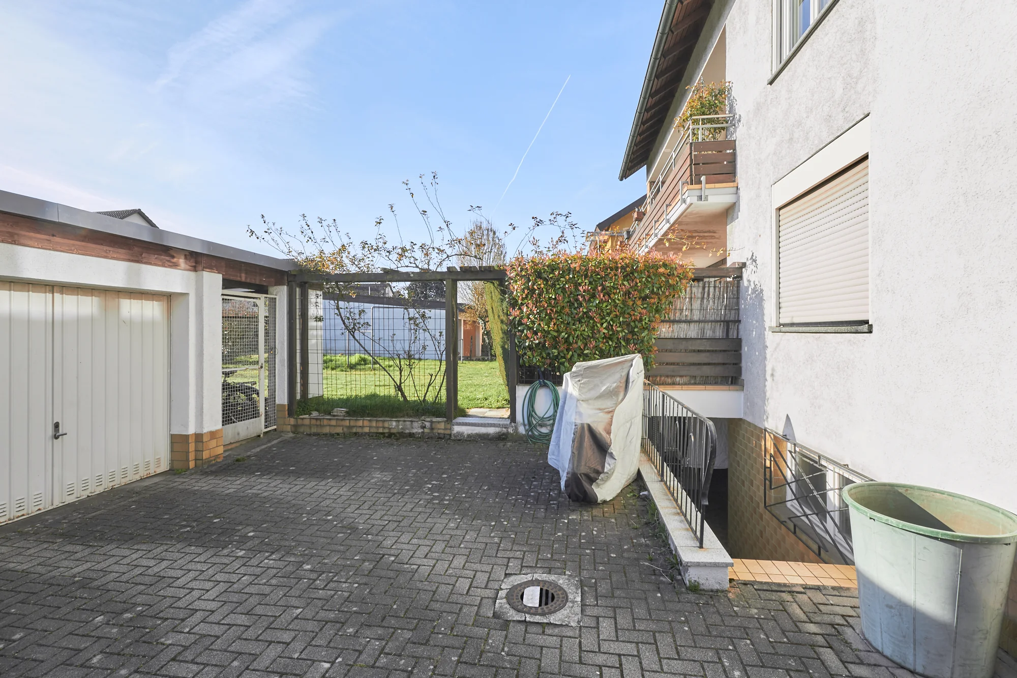 KA-Durlach / Mehrfamilienhaus mit drei Wohnungen, Doppelgarage und Gartengrundstück / vermietet / DG Wohnung frei