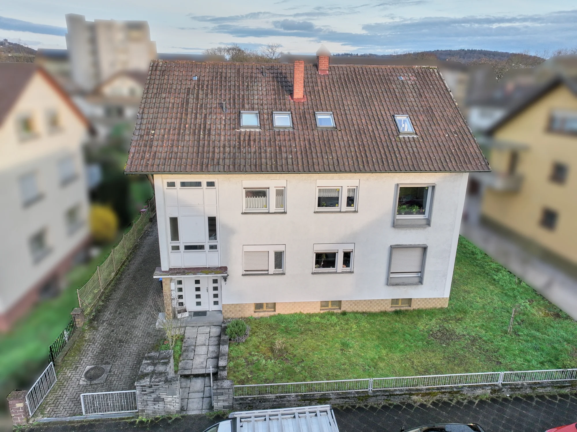 KA-Durlach / Mehrfamilienhaus mit drei Wohnungen, Doppelgarage und Gartengrundstück / vermietet / DG Wohnung frei