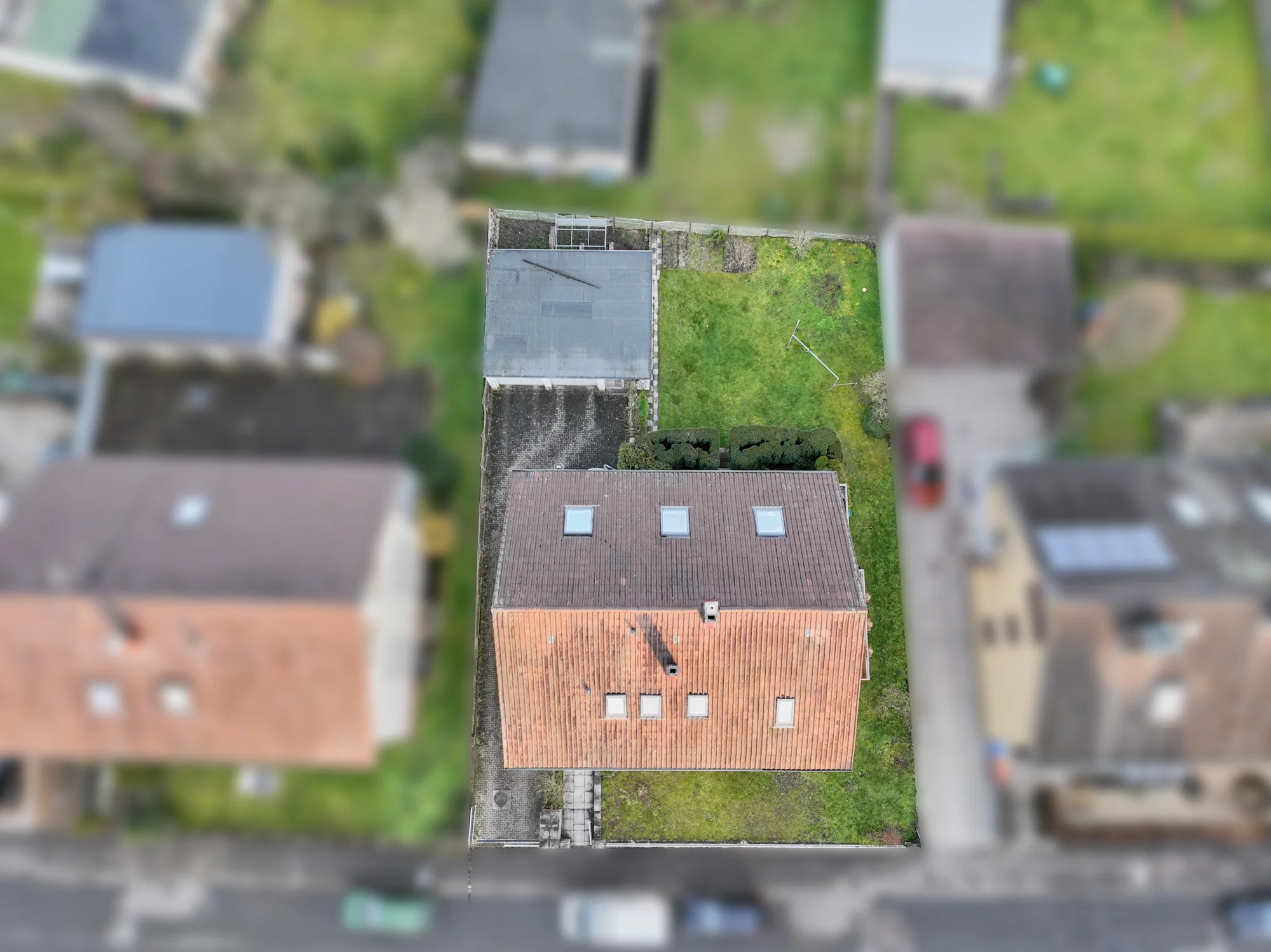KA-Durlach / Mehrfamilienhaus mit drei Wohnungen, Doppelgarage und Gartengrundstück / vermietet / DG Wohnung frei
