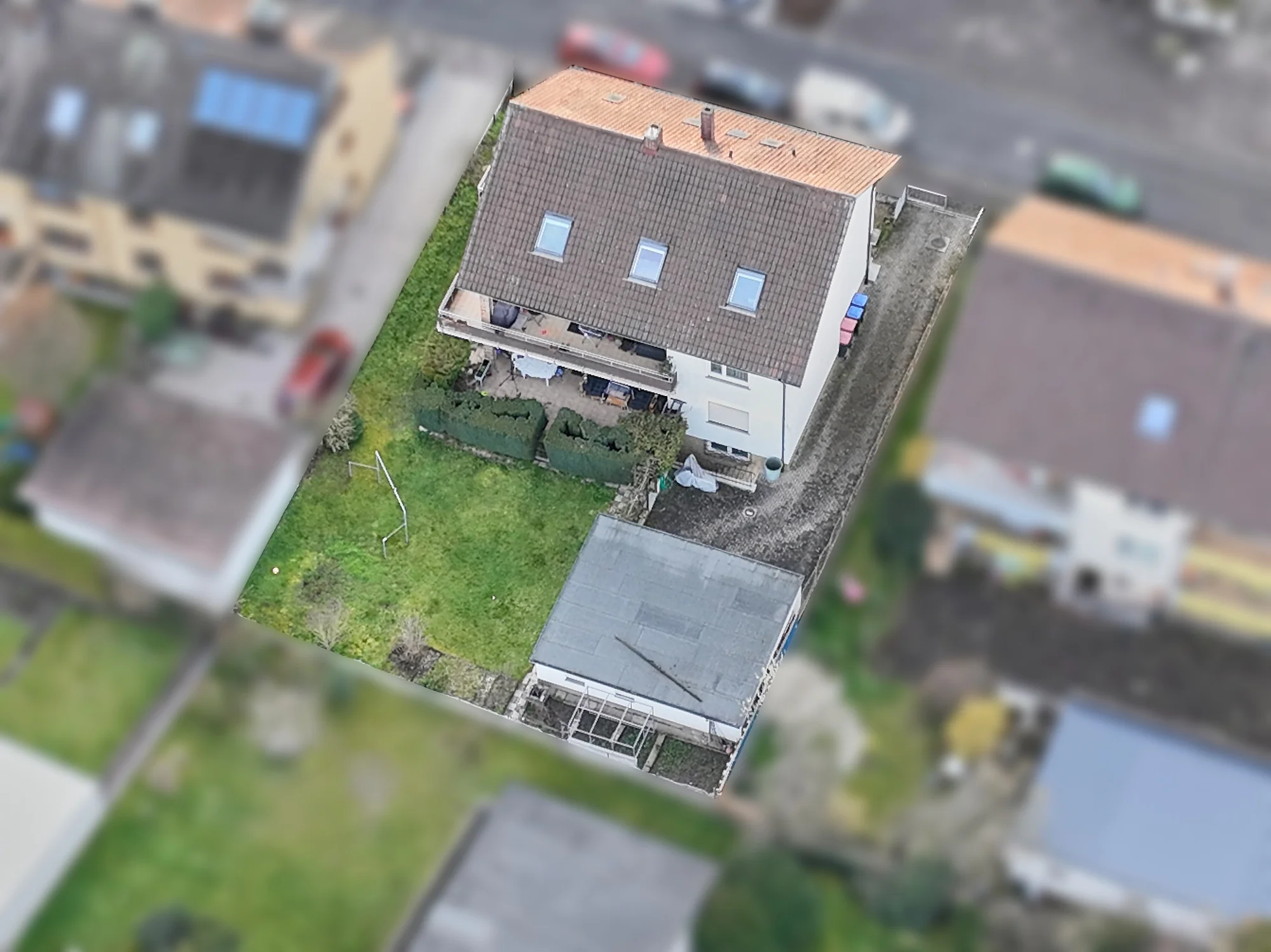 KA-Durlach / Mehrfamilienhaus mit drei Wohnungen, Doppelgarage und Gartengrundstück / vermietet / DG Wohnung frei