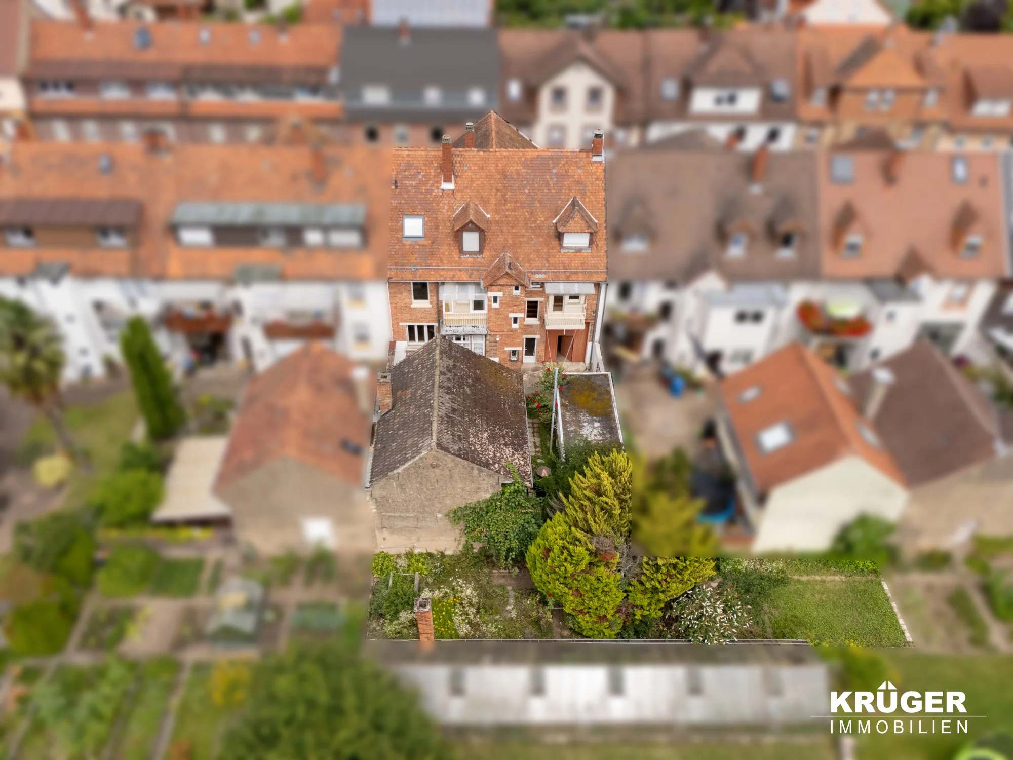 KA Durlach-Aue / sanierungsbedürftiges MFH mit Rückgebäude, Garage und Garten / zeitnah freiwerdend
