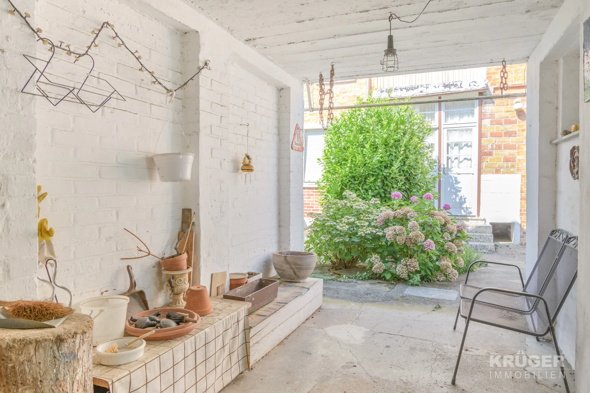 KA Durlach-Aue / sanierungsbedürftiges MFH mit Rückgebäude, Garage und Garten / zeitnah freiwerdend