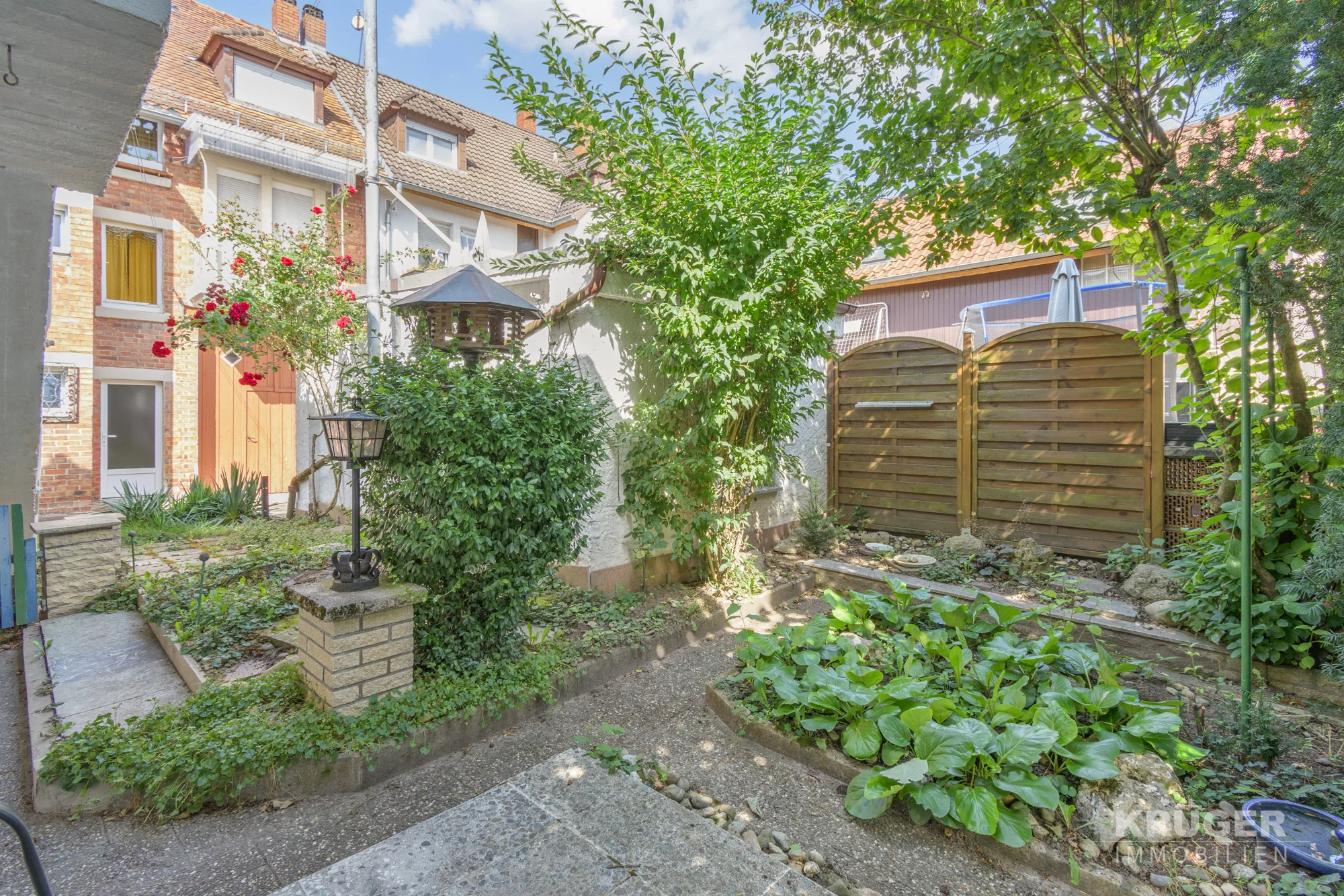 KA Durlach-Aue / sanierungsbedürftiges MFH mit Rückgebäude, Garage und Garten / zeitnah freiwerdend