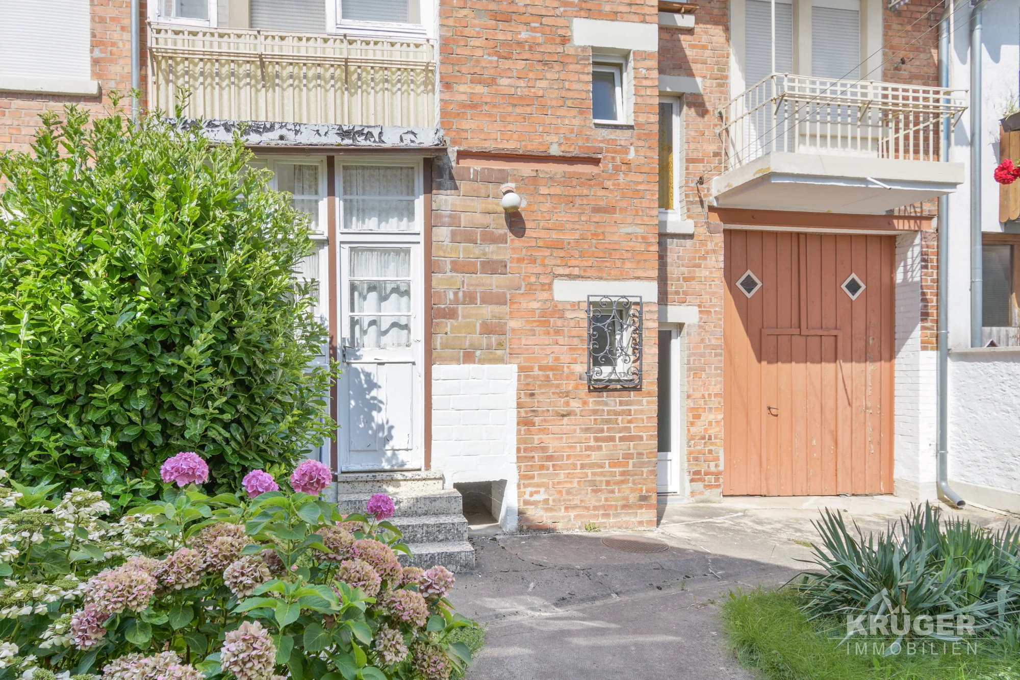 KA Durlach-Aue / sanierungsbedürftiges MFH mit Rückgebäude, Garage und Garten / zeitnah freiwerdend