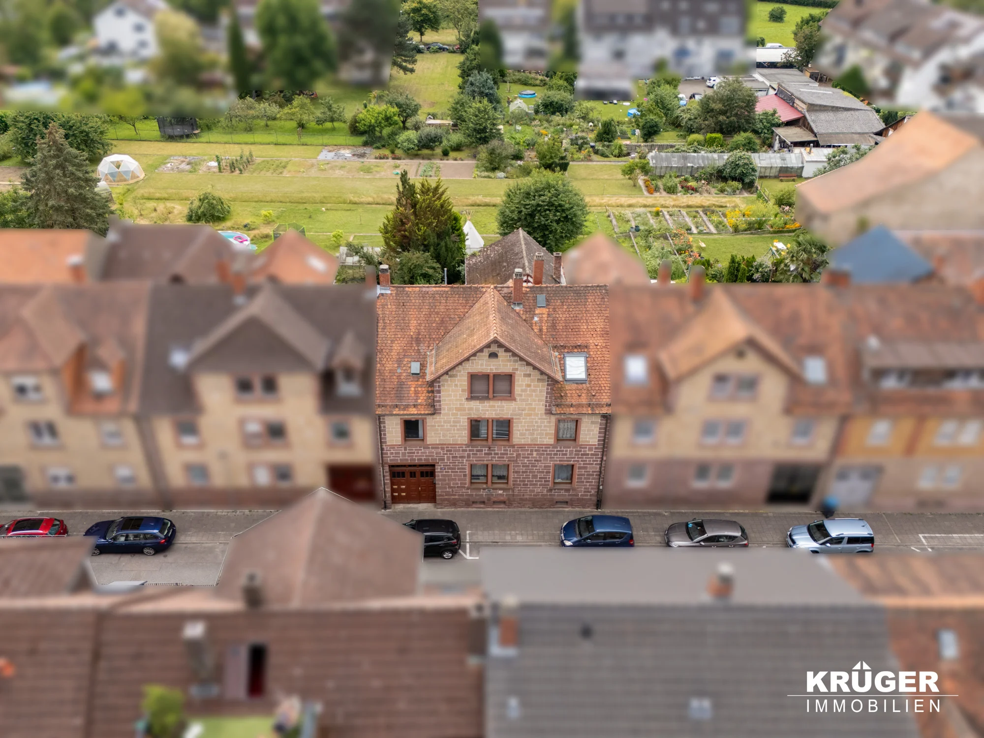 KA Durlach-Aue / sanierungsbedürftiges MFH mit Rückgebäude, Garage und Garten / zeitnah freiwerdend