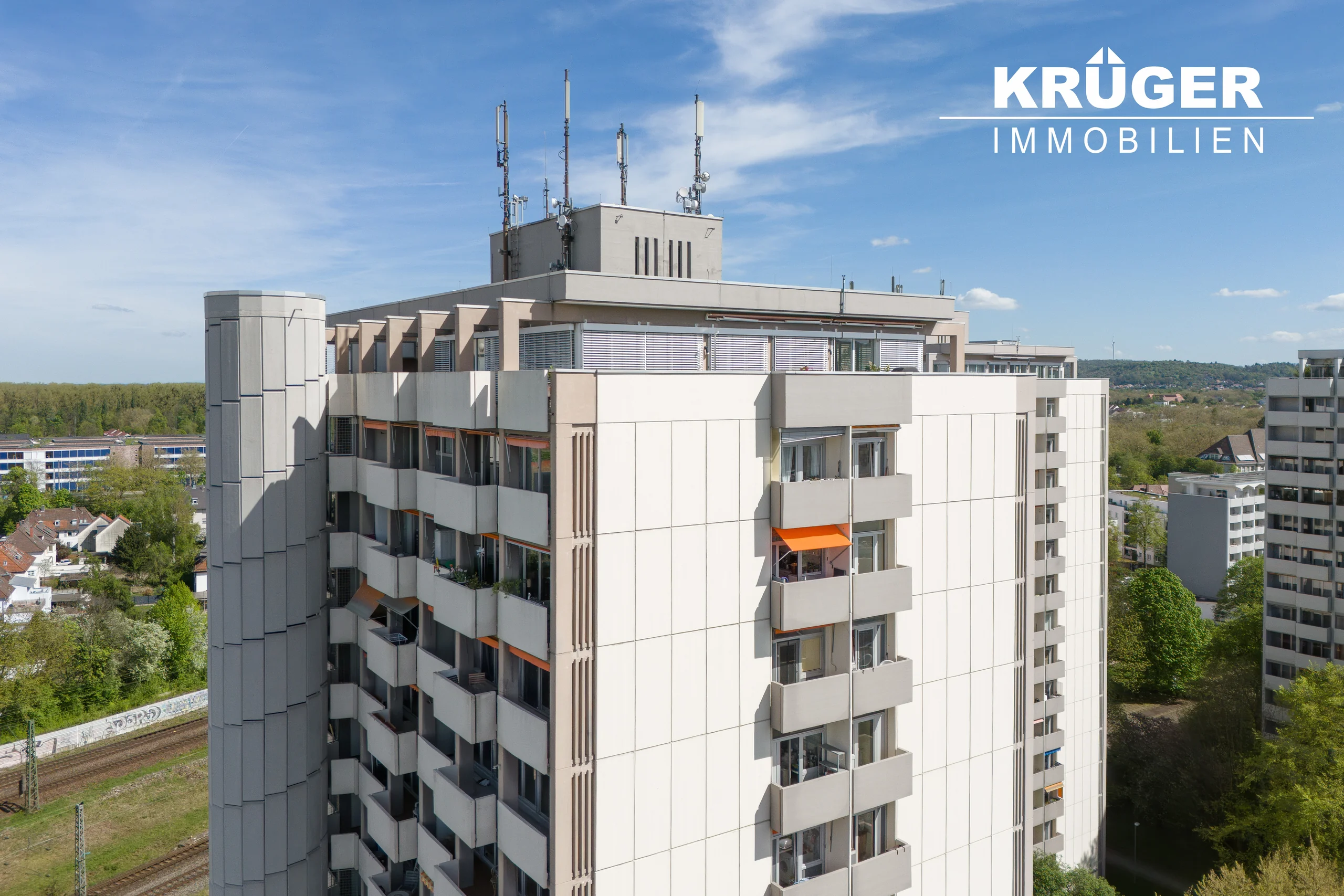 KA-Durlach / großzügige & gut geschnittene 3-Zi-Whg mit zwei Balkonen, Weitblick & TG-Platz / bezugsfrei