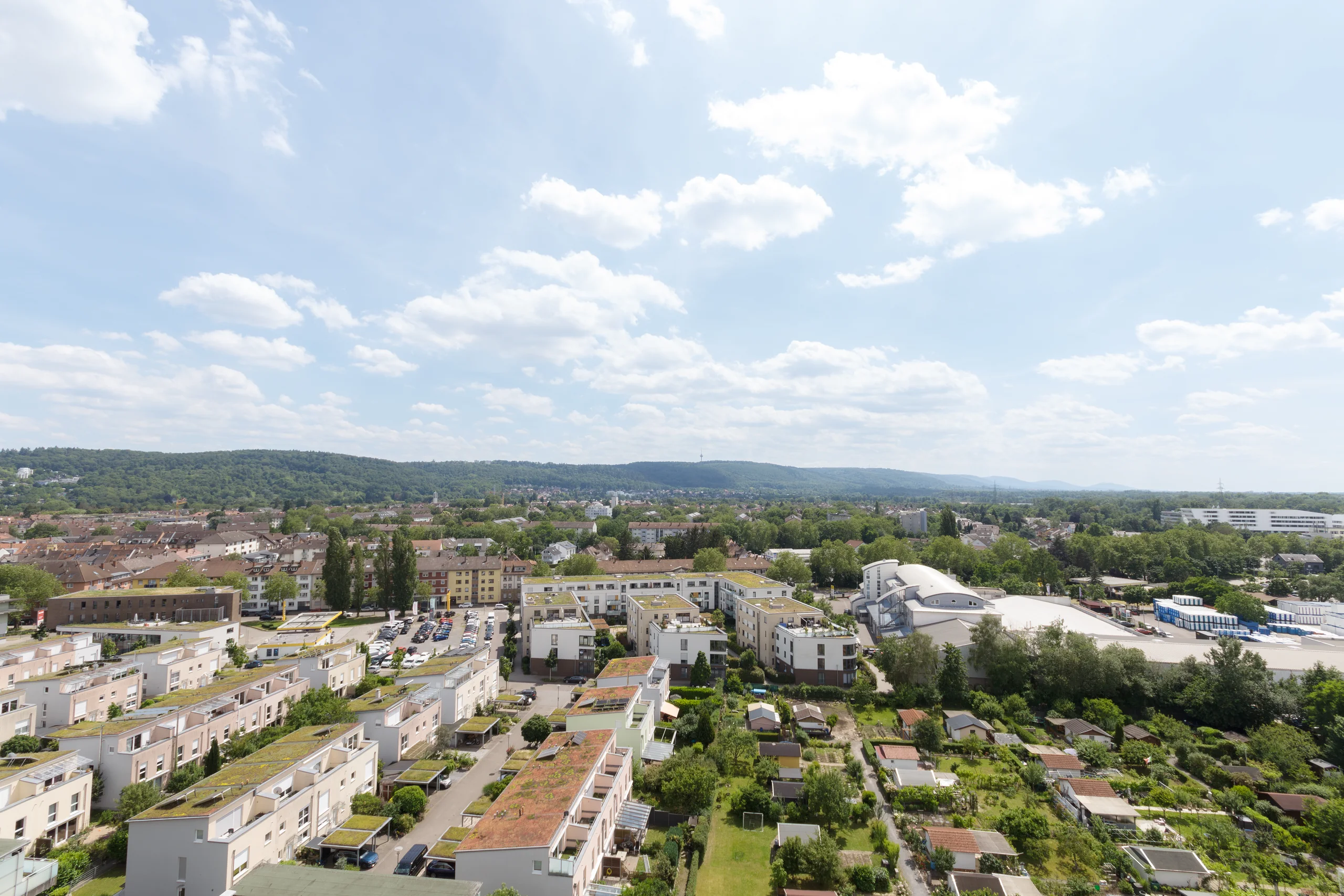 KA-Durlach / großzügige & gut geschnittene 3-Zi-Whg mit zwei Balkonen, Weitblick & TG-Platz / bezugsfrei