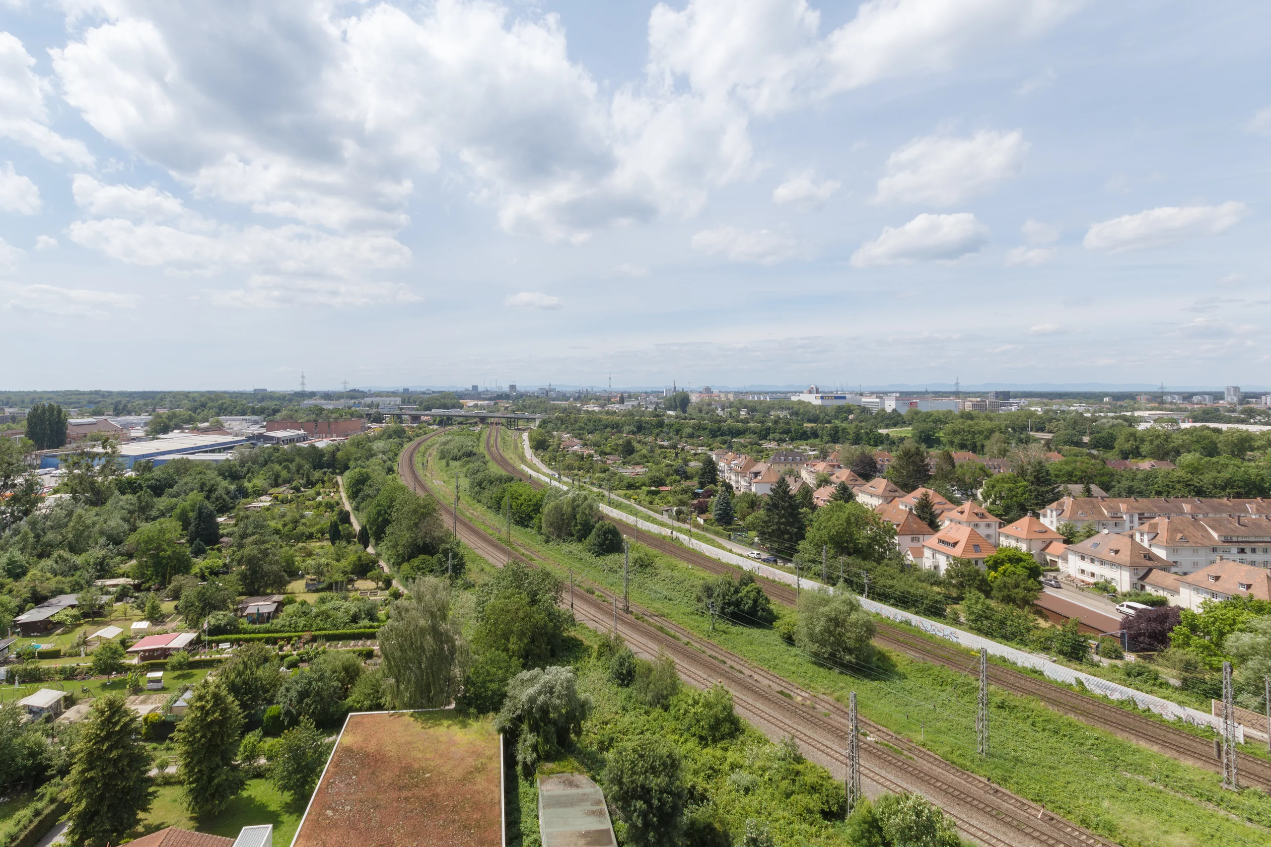 KA-Durlach / großzügige & gut geschnittene 3-Zi-Whg mit zwei Balkonen, Weitblick & TG-Platz / bezugsfrei