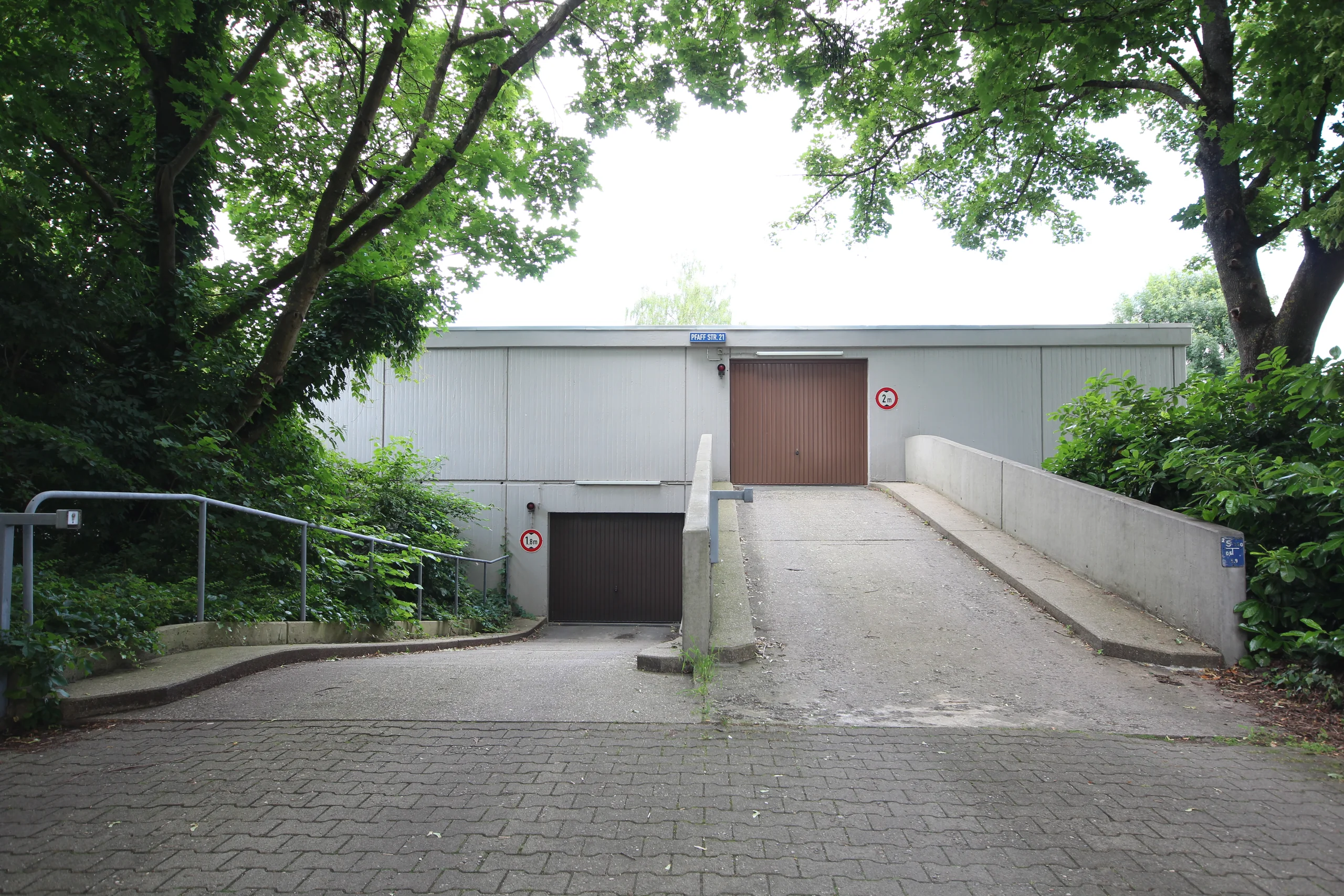 KA-Durlach / großzügige & gut geschnittene 3-Zi-Whg mit zwei Balkonen, Weitblick & TG-Platz / bezugsfrei