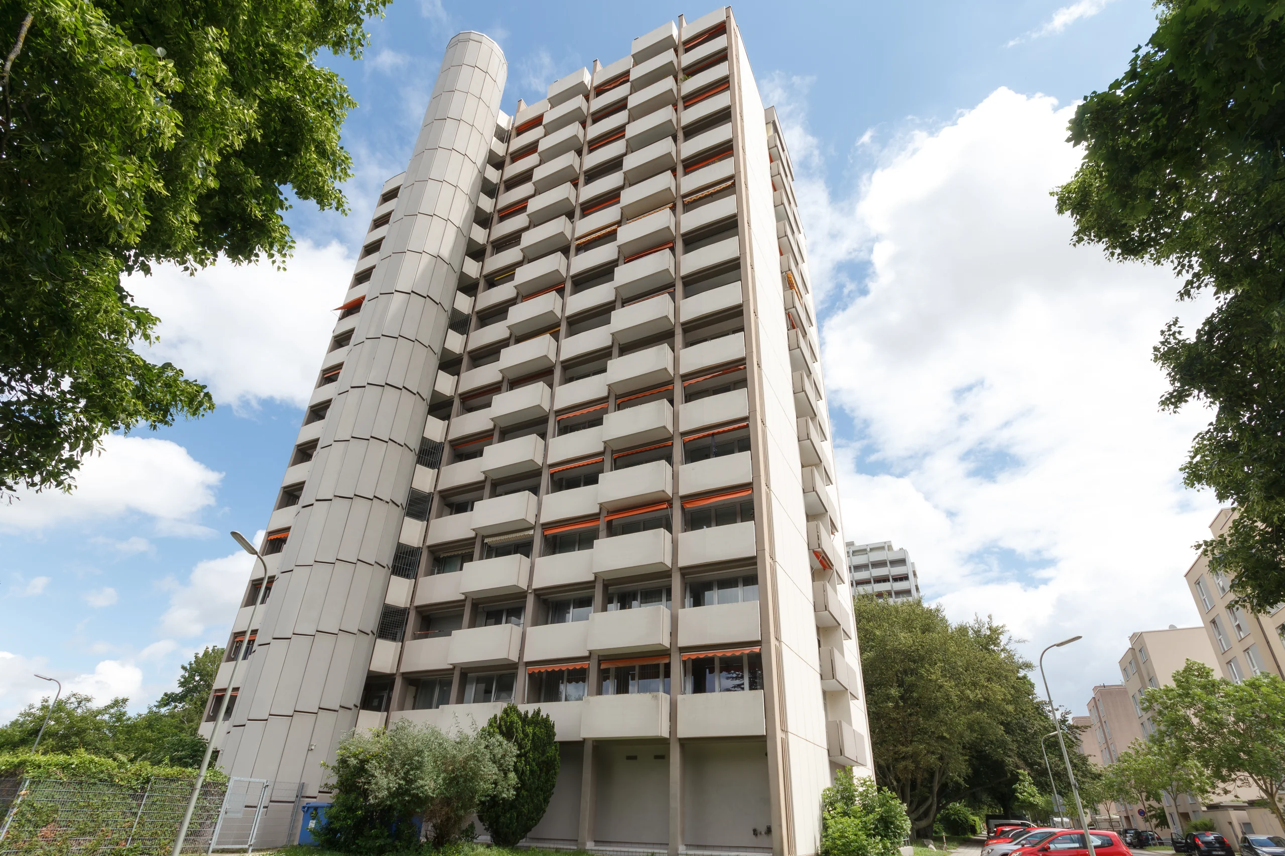 KA-Durlach / großzügige & gut geschnittene 3-Zi-Whg mit zwei Balkonen, Weitblick & TG-Platz / bezugsfrei
