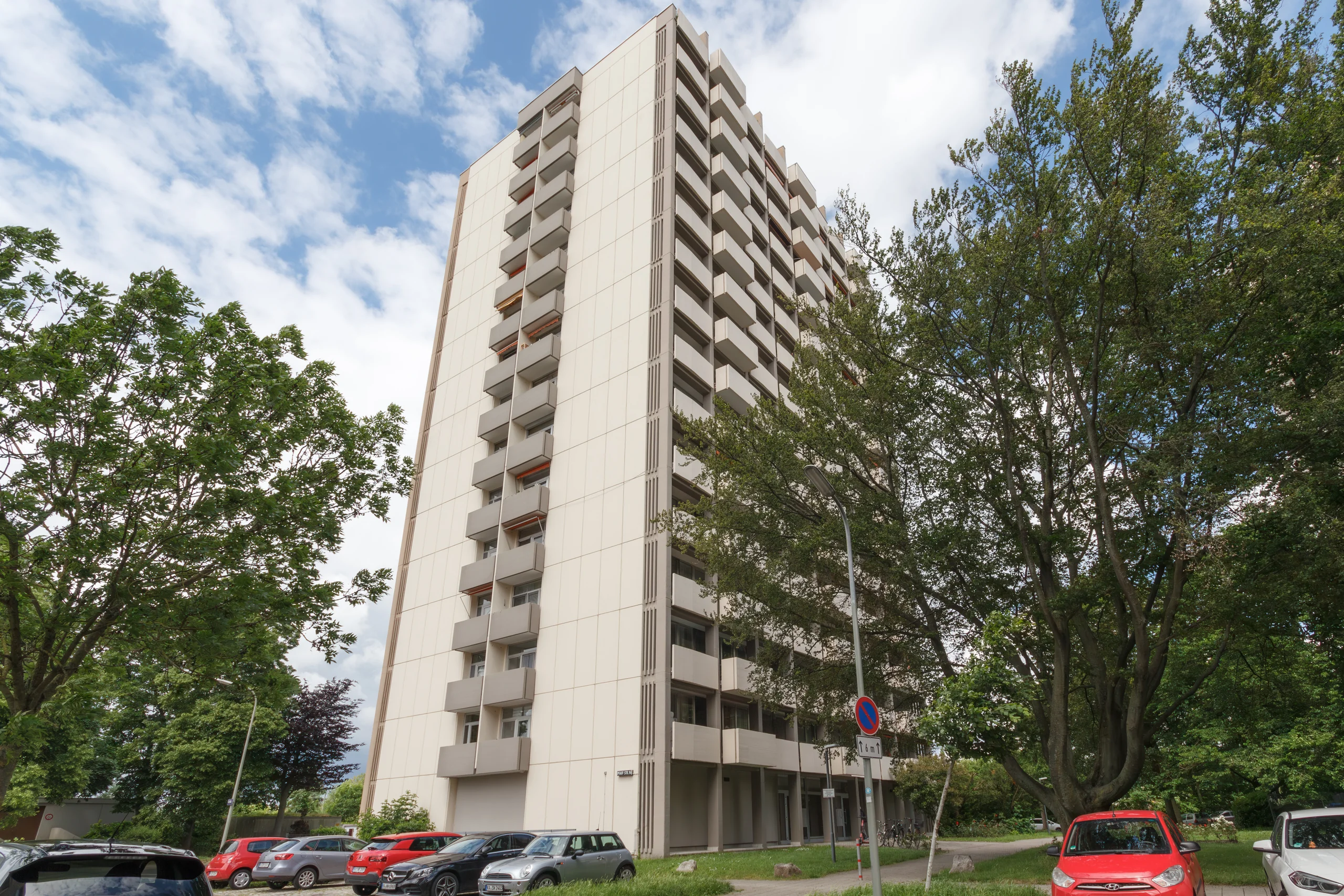 KA-Durlach / großzügige & gut geschnittene 3-Zi-Whg mit zwei Balkonen, Weitblick & TG-Platz / bezugsfrei