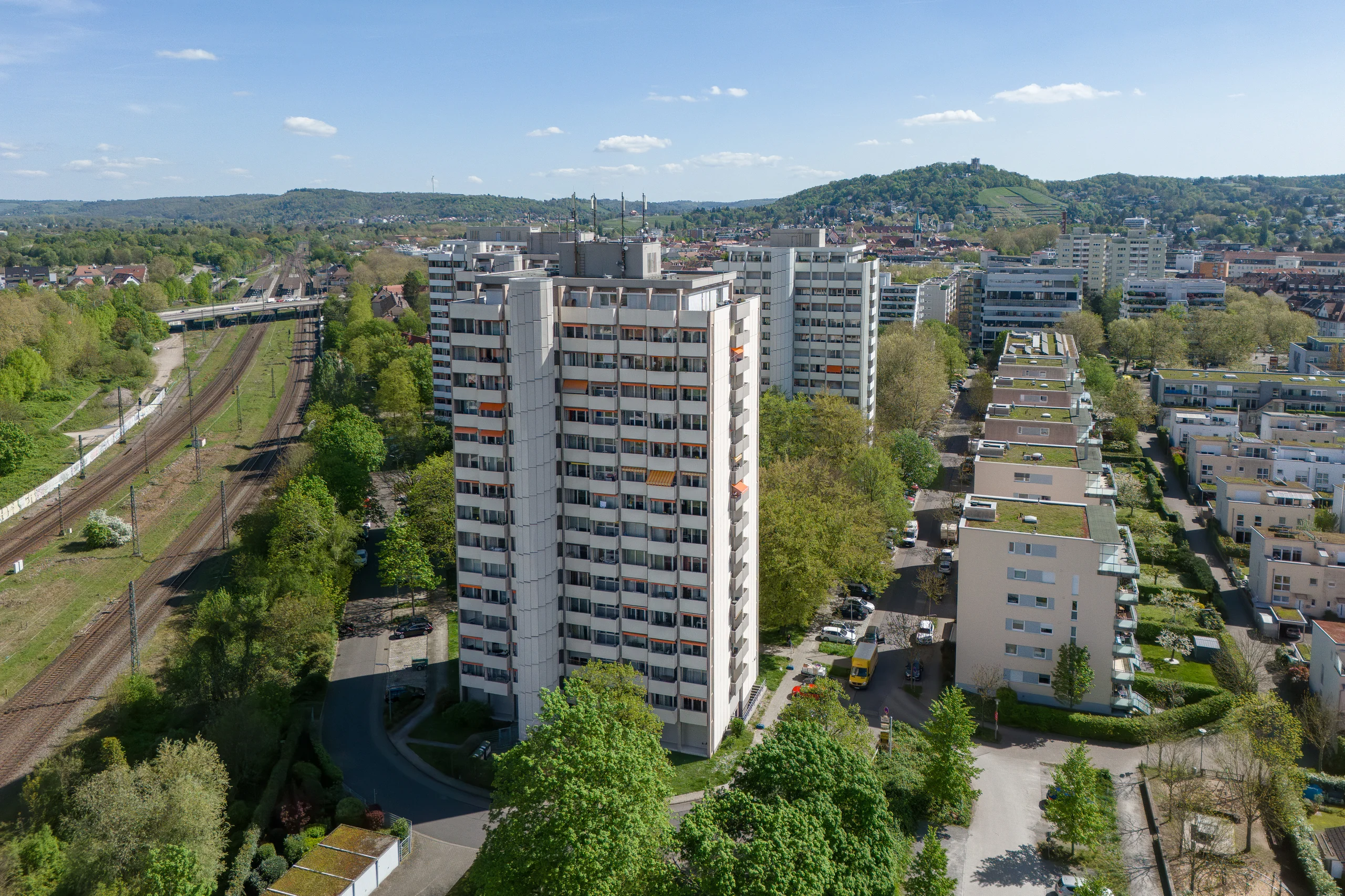 KA-Durlach / großzügige & gut geschnittene 3-Zi-Whg mit zwei Balkonen, Weitblick & TG-Platz / bezugsfrei
