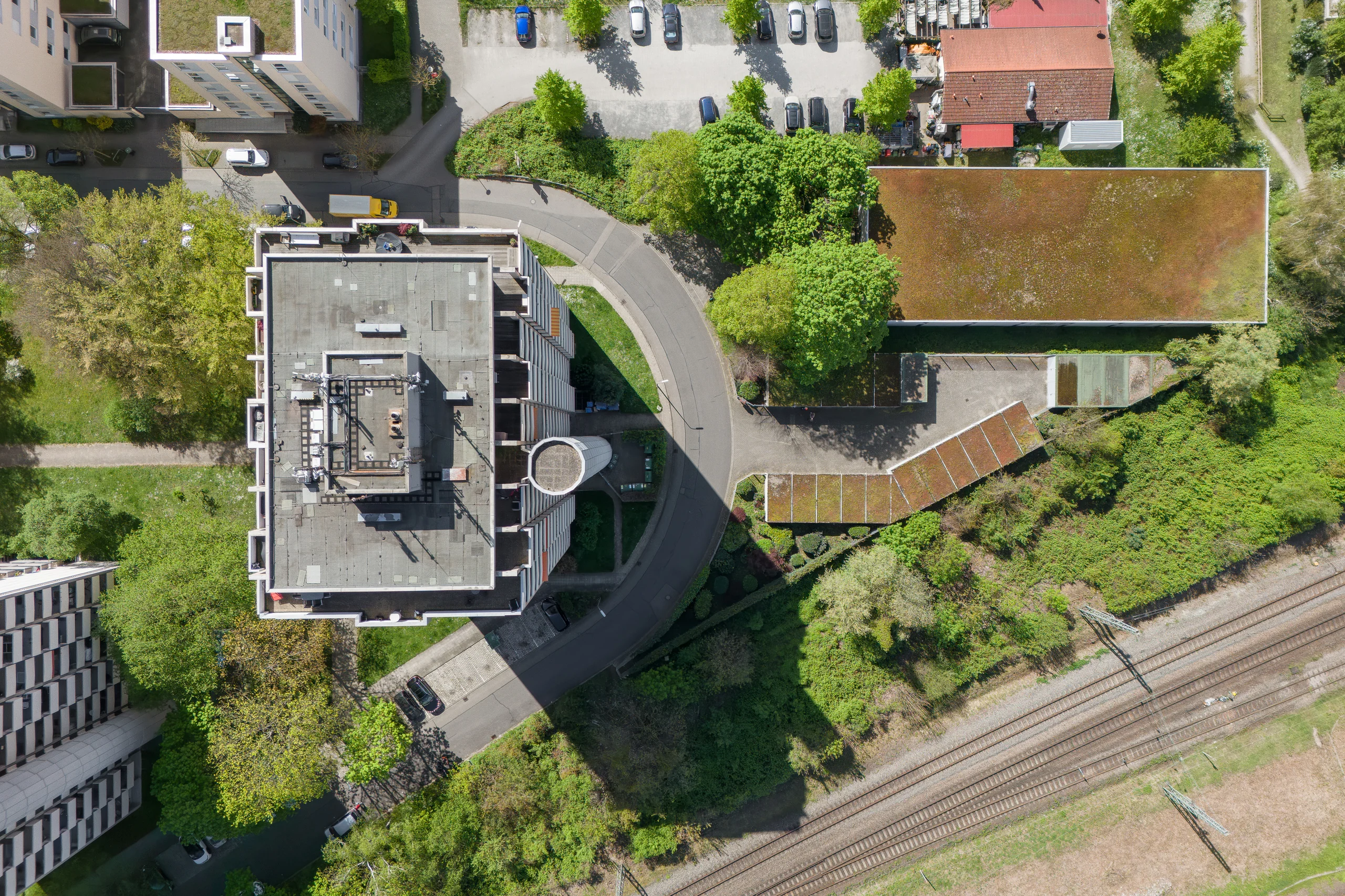 KA-Durlach / großzügige & gut geschnittene 3-Zi-Whg mit zwei Balkonen, Weitblick & TG-Platz / bezugsfrei