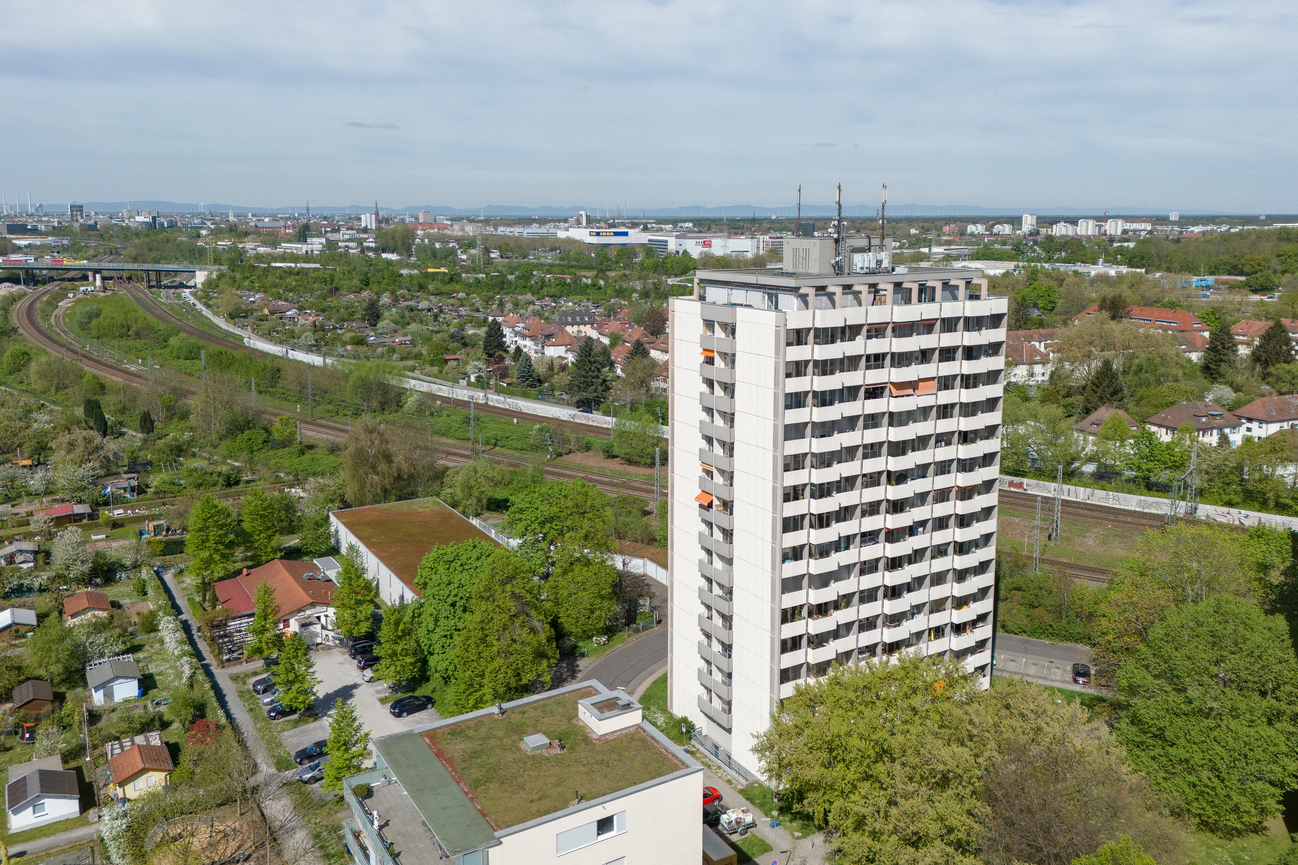 KA-Durlach / großzügige & gut geschnittene 3-Zi-Whg mit zwei Balkonen, Weitblick & TG-Platz / bezugsfrei