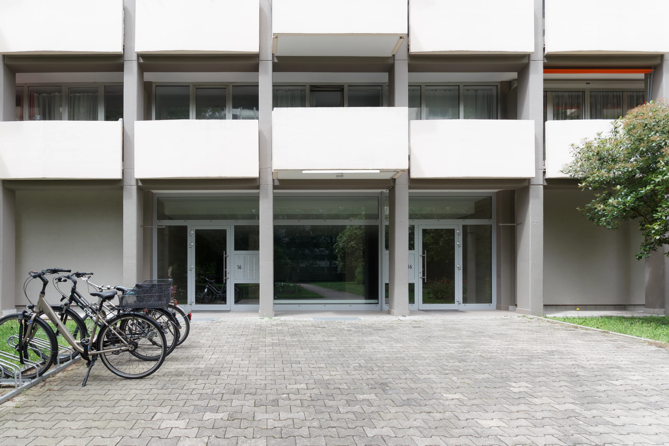 KA-Durlach / großzügige & gut geschnittene 3-Zi-Whg mit zwei Balkonen, Weitblick & TG-Platz / bezugsfrei