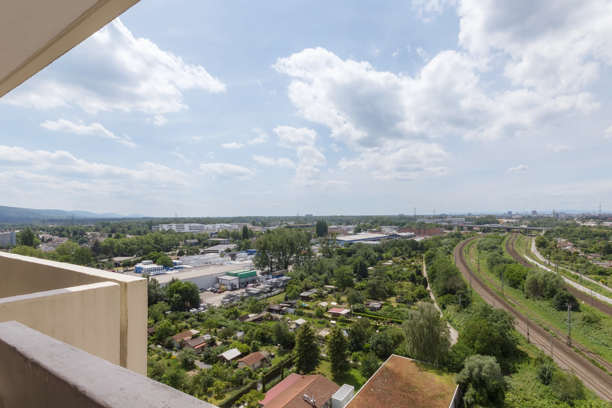 KA-Durlach / großzügige & gut geschnittene 3-Zi-Whg mit zwei Balkonen, Weitblick & TG-Platz / bezugsfrei