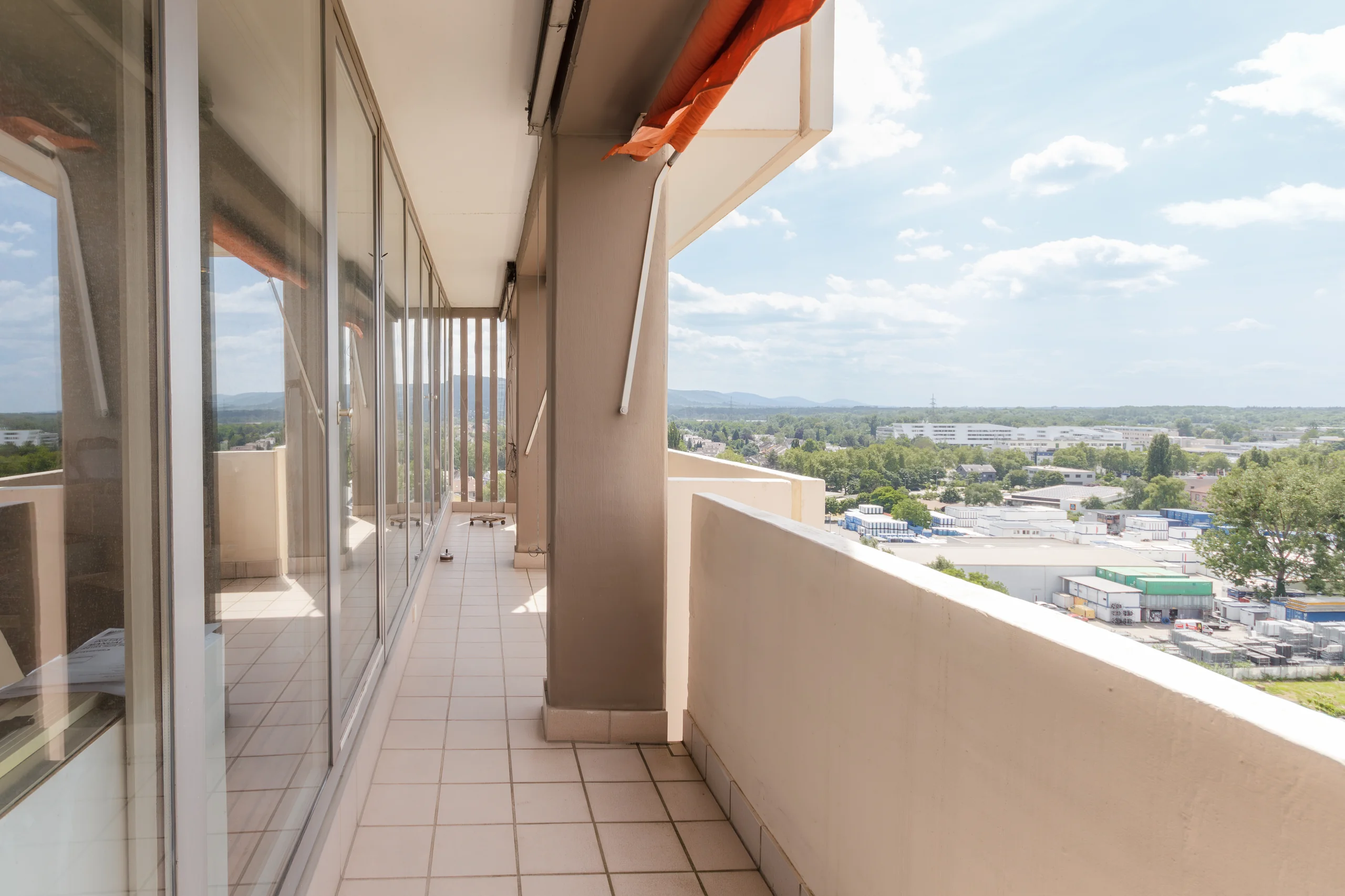 KA-Durlach / großzügige & gut geschnittene 3-Zi-Whg mit zwei Balkonen, Weitblick & TG-Platz / bezugsfrei