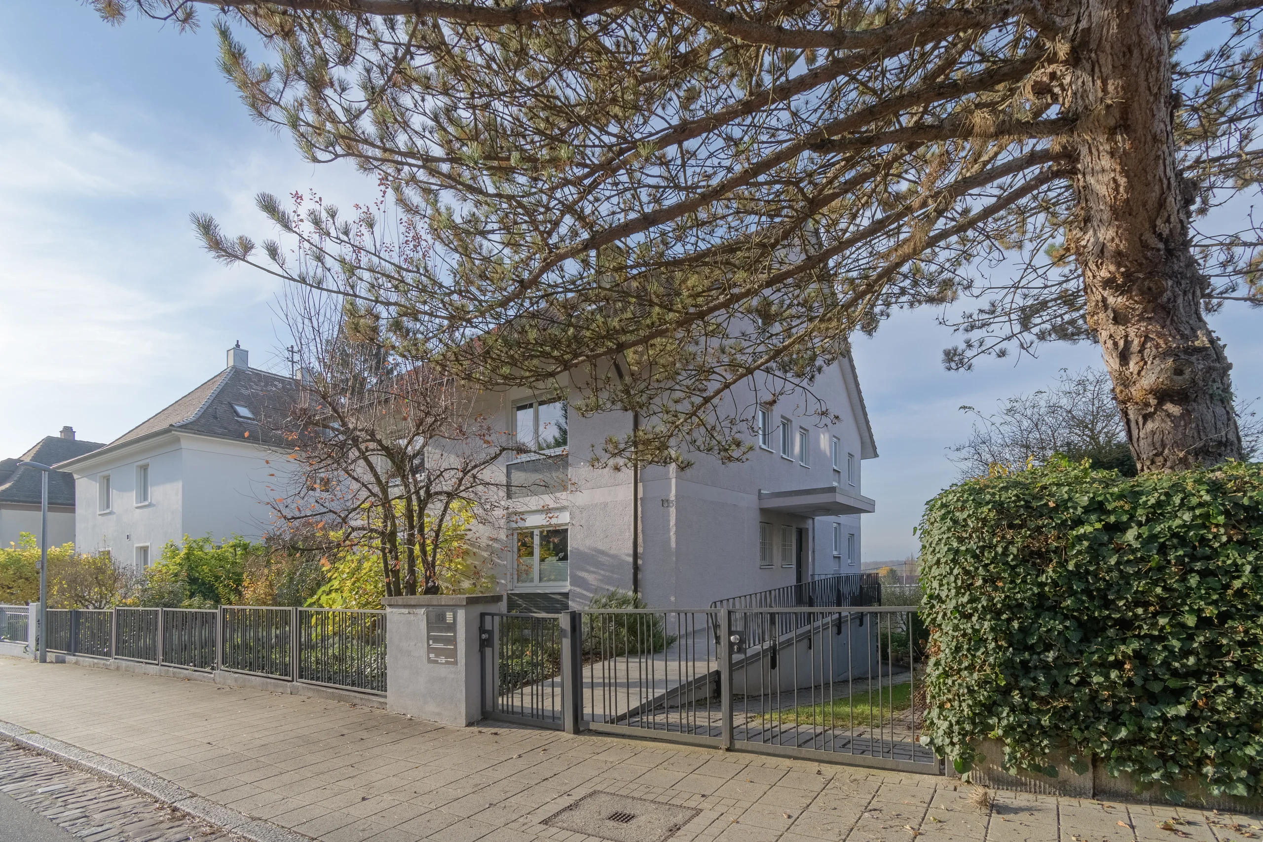 KA-Durlach / gepflegtes MFH mit drei Wohnungen, Balkonen und Gartengrundstück in ruhiger Halbhöhenlage am Turmberg